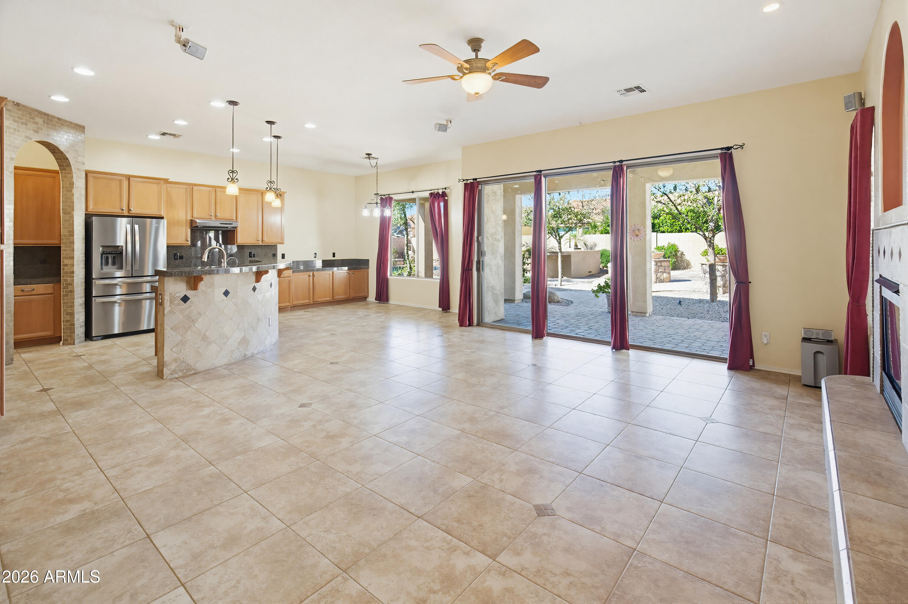 2406 E GLACIER Place