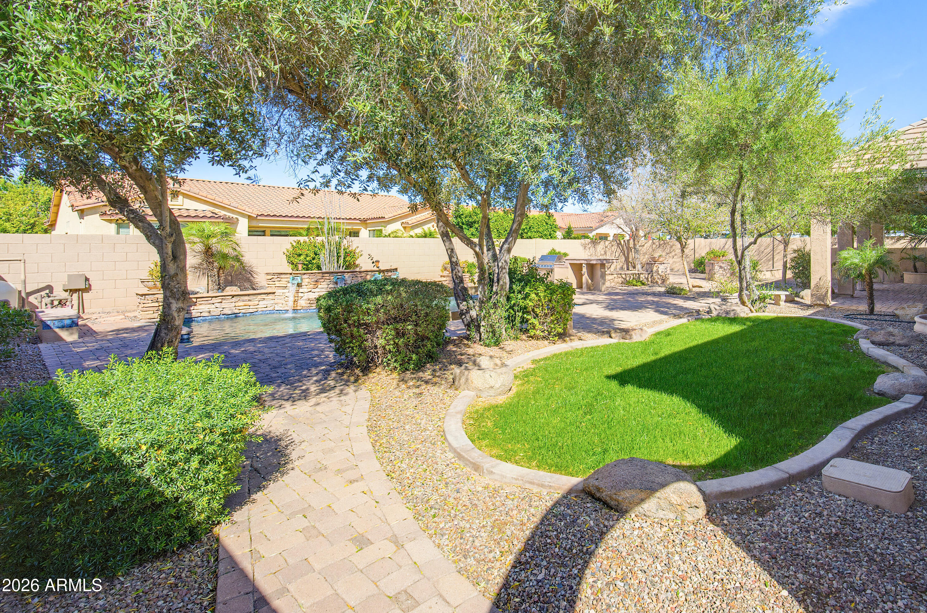 2406 E GLACIER Place