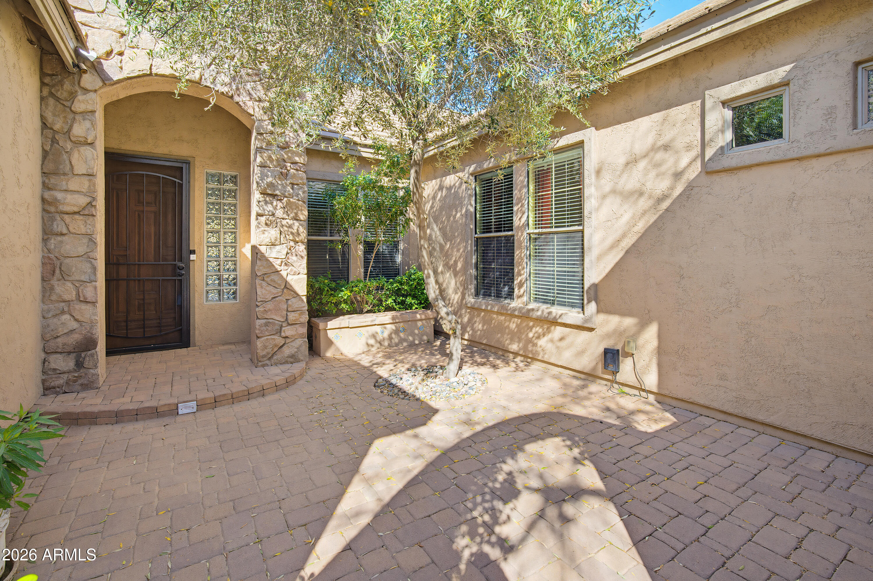 2406 E GLACIER Place