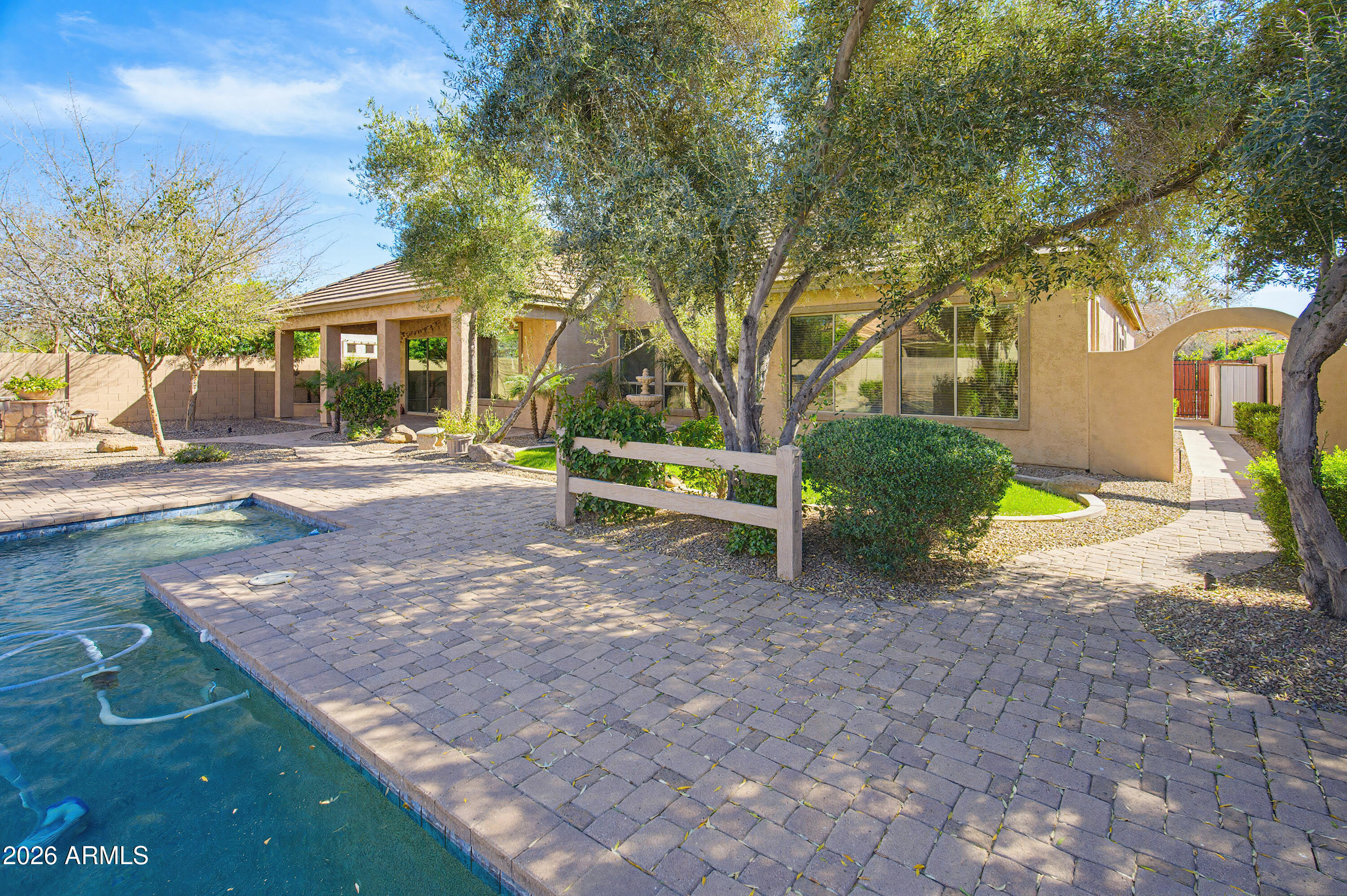 2406 E GLACIER Place