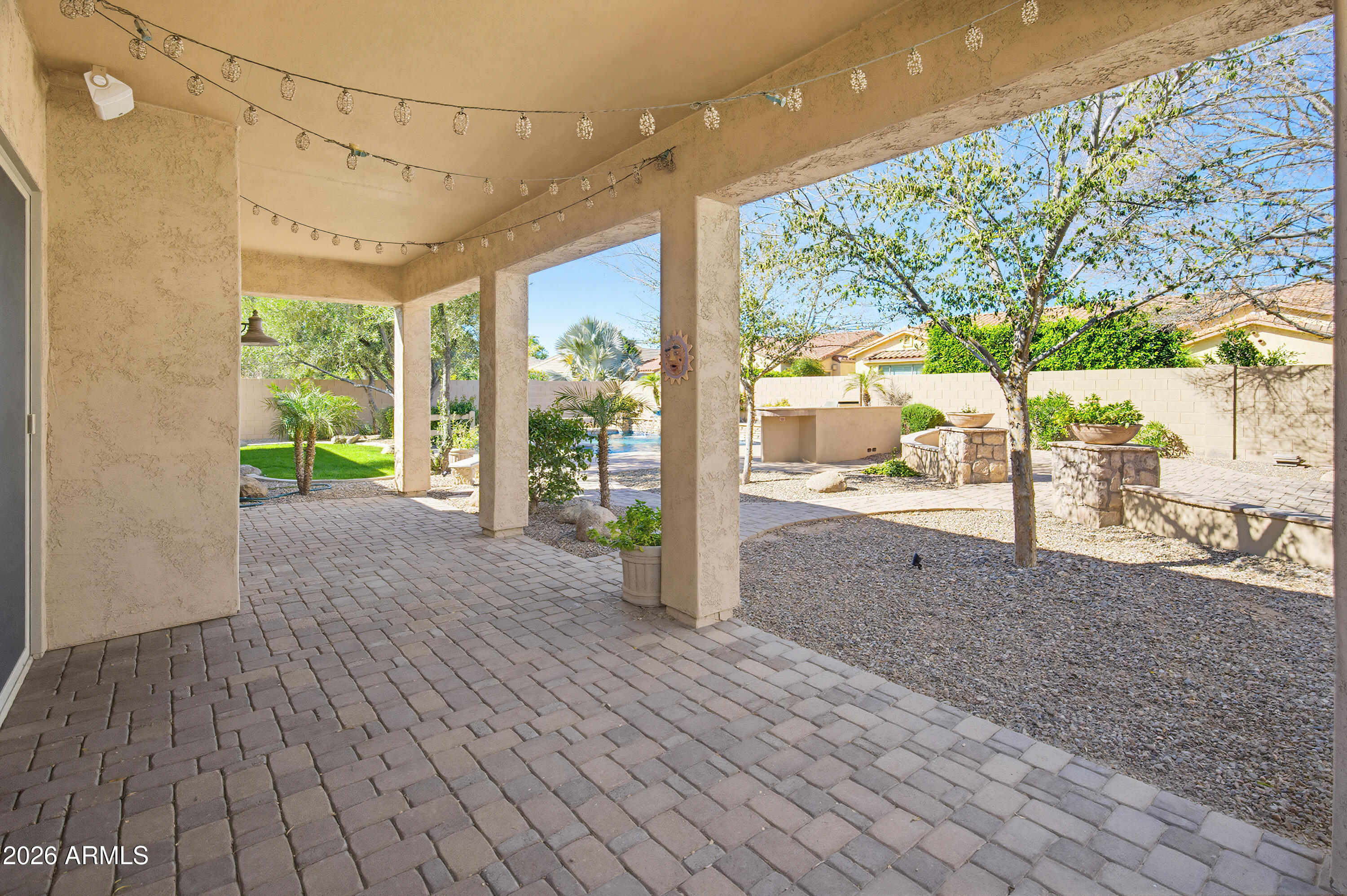 2406 E GLACIER Place