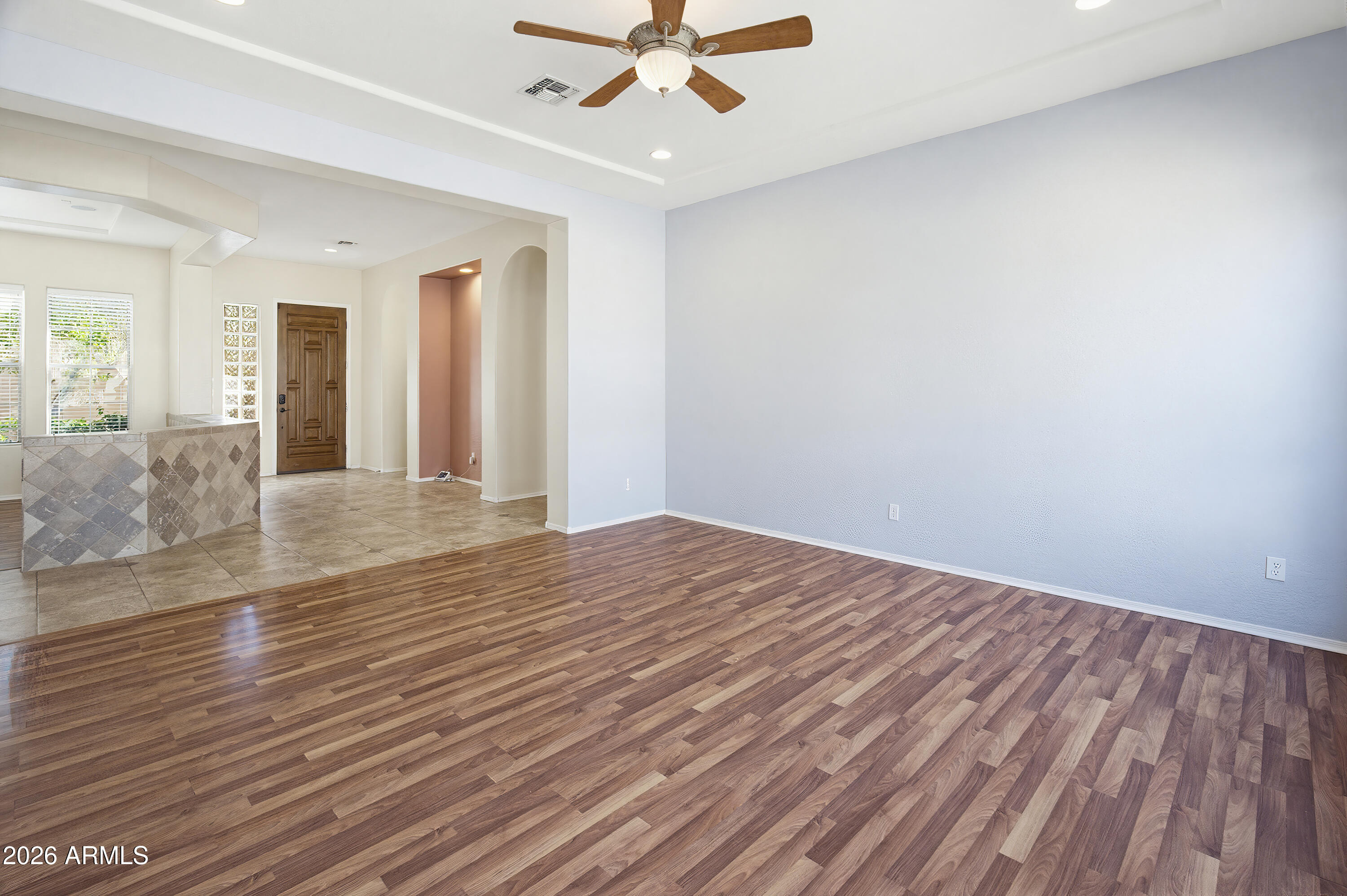 2406 E GLACIER Place