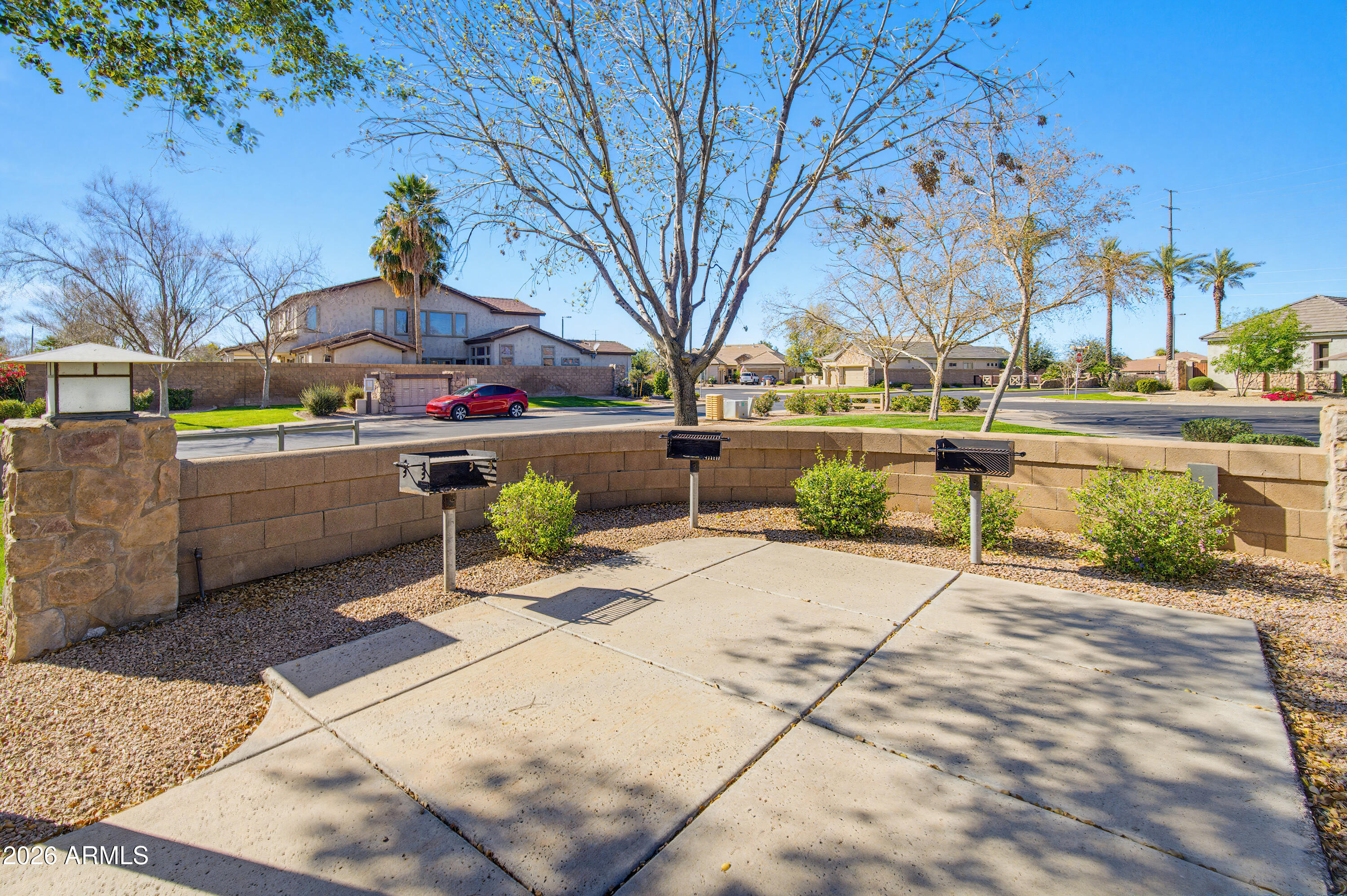 2406 E GLACIER Place