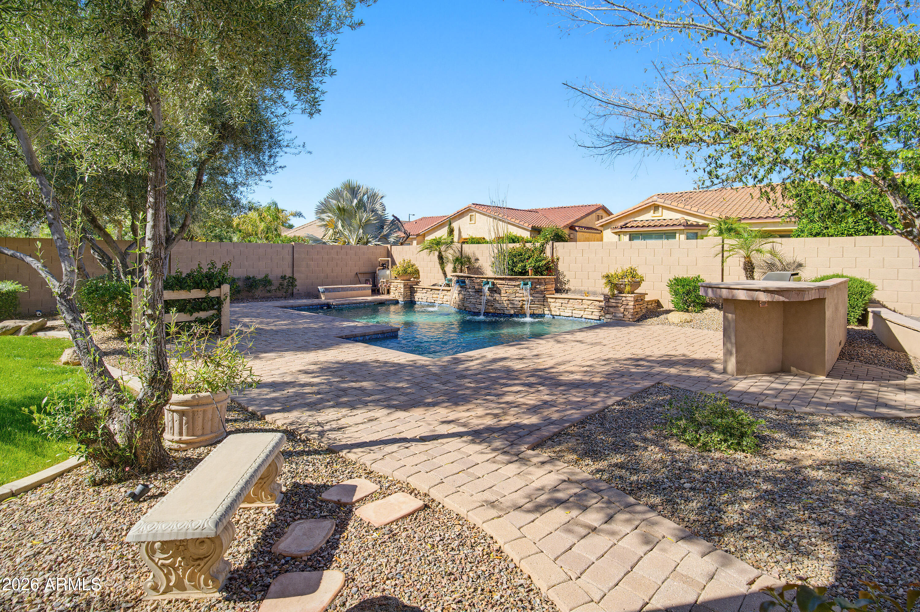 2406 E GLACIER Place
