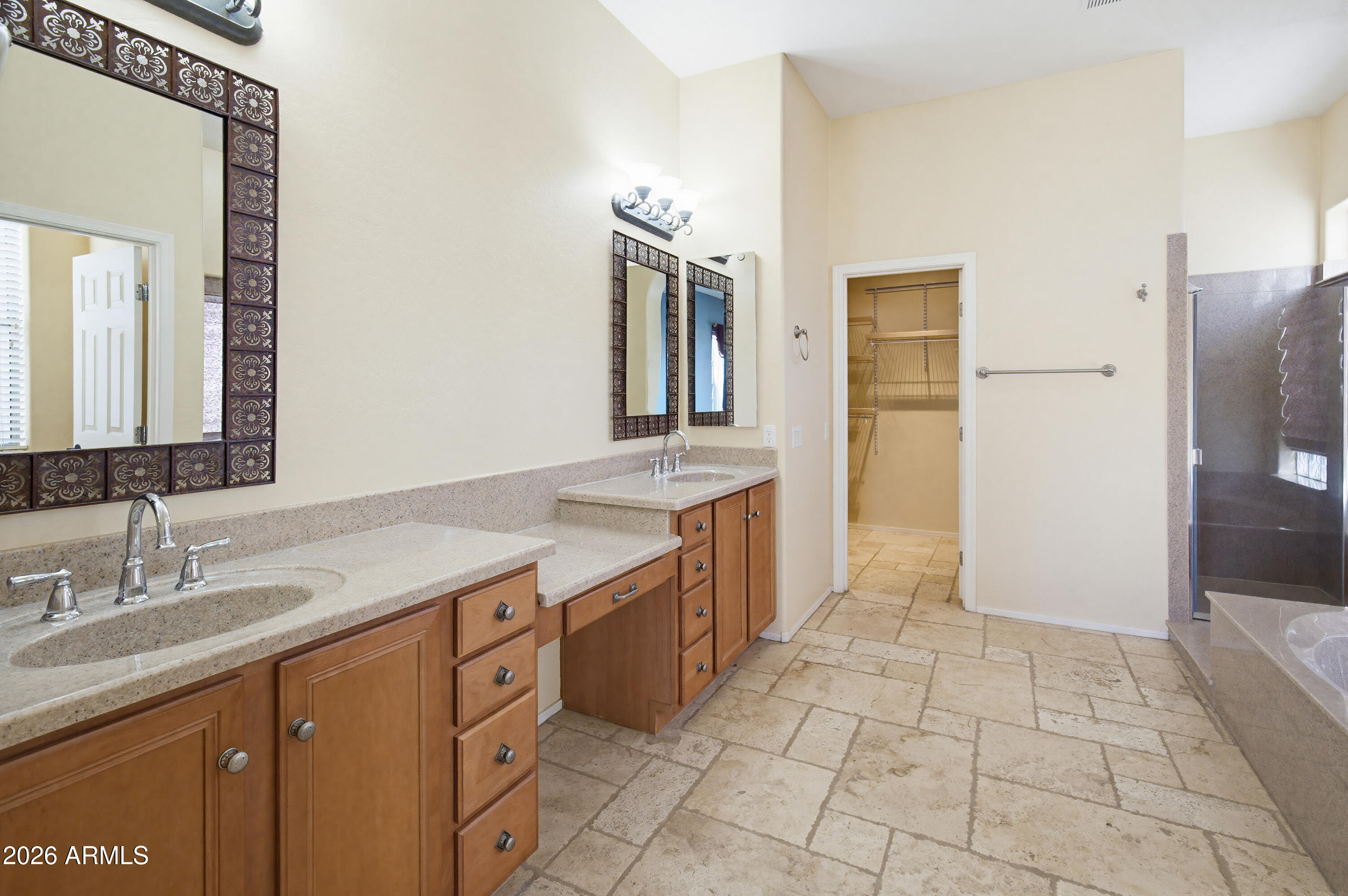 2406 E GLACIER Place