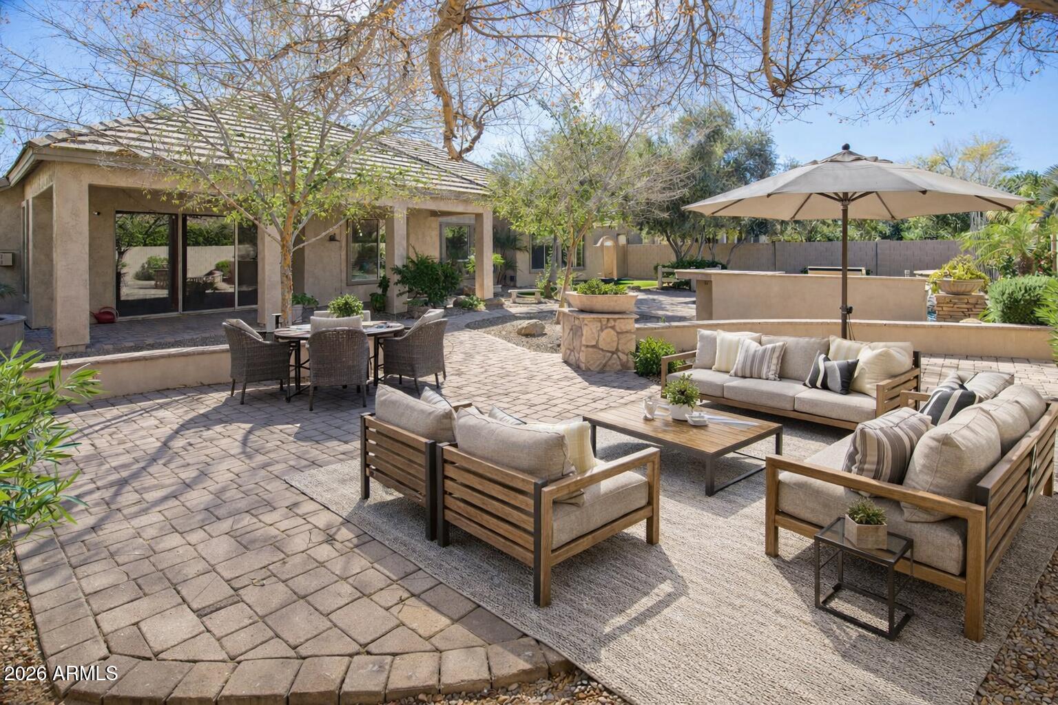 2406 E GLACIER Place