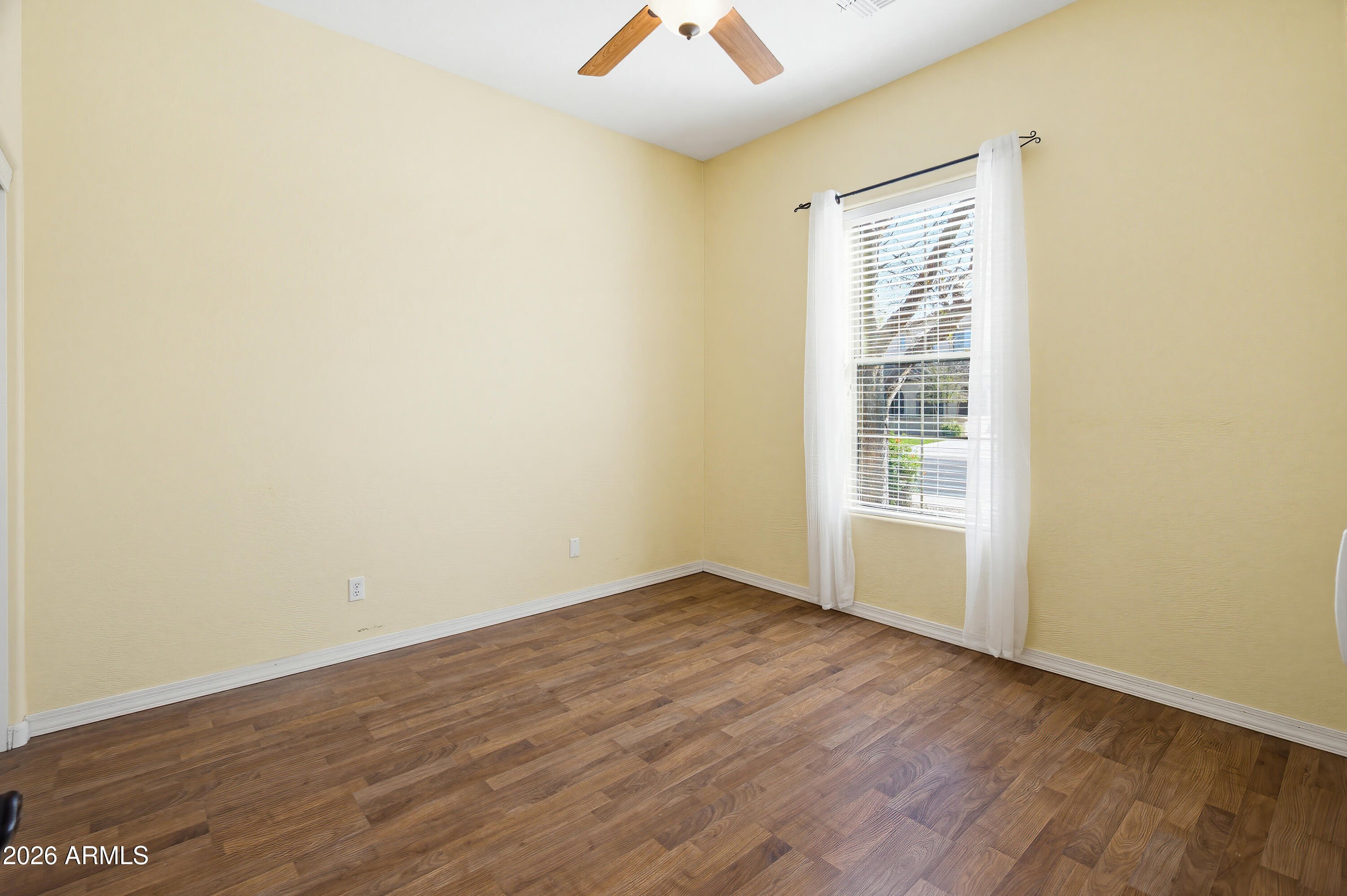 2406 E GLACIER Place