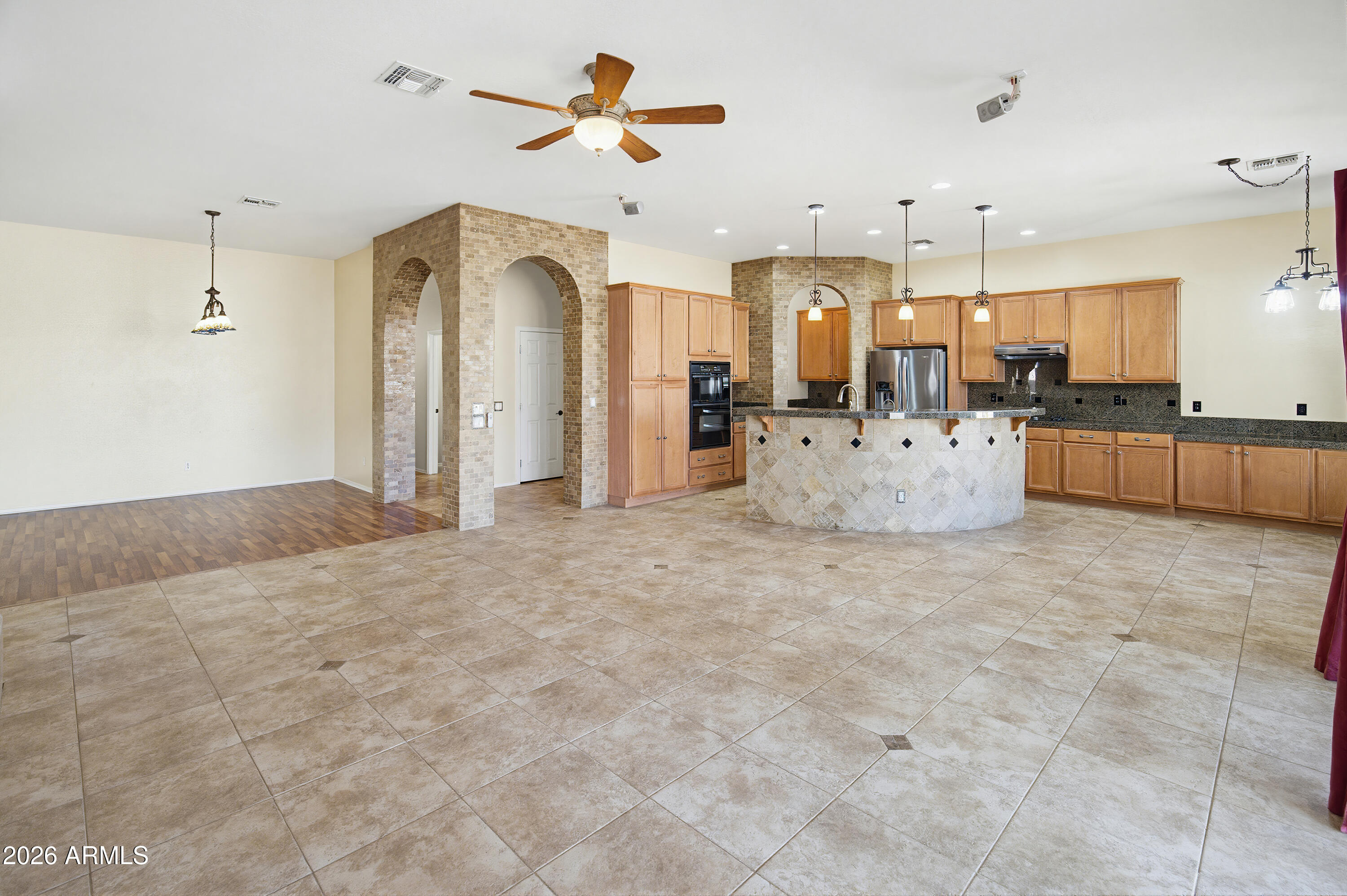 2406 E GLACIER Place