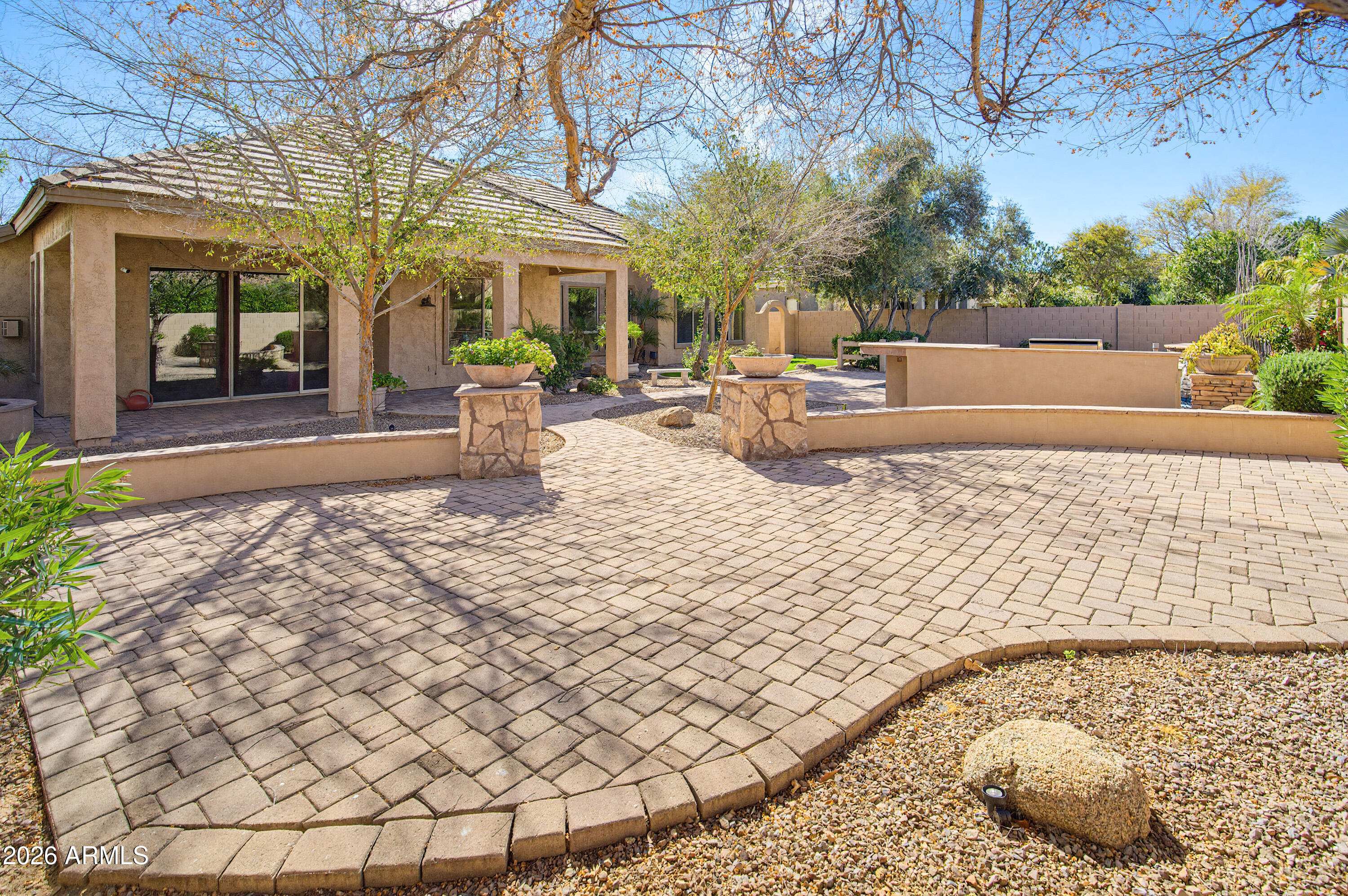 2406 E GLACIER Place