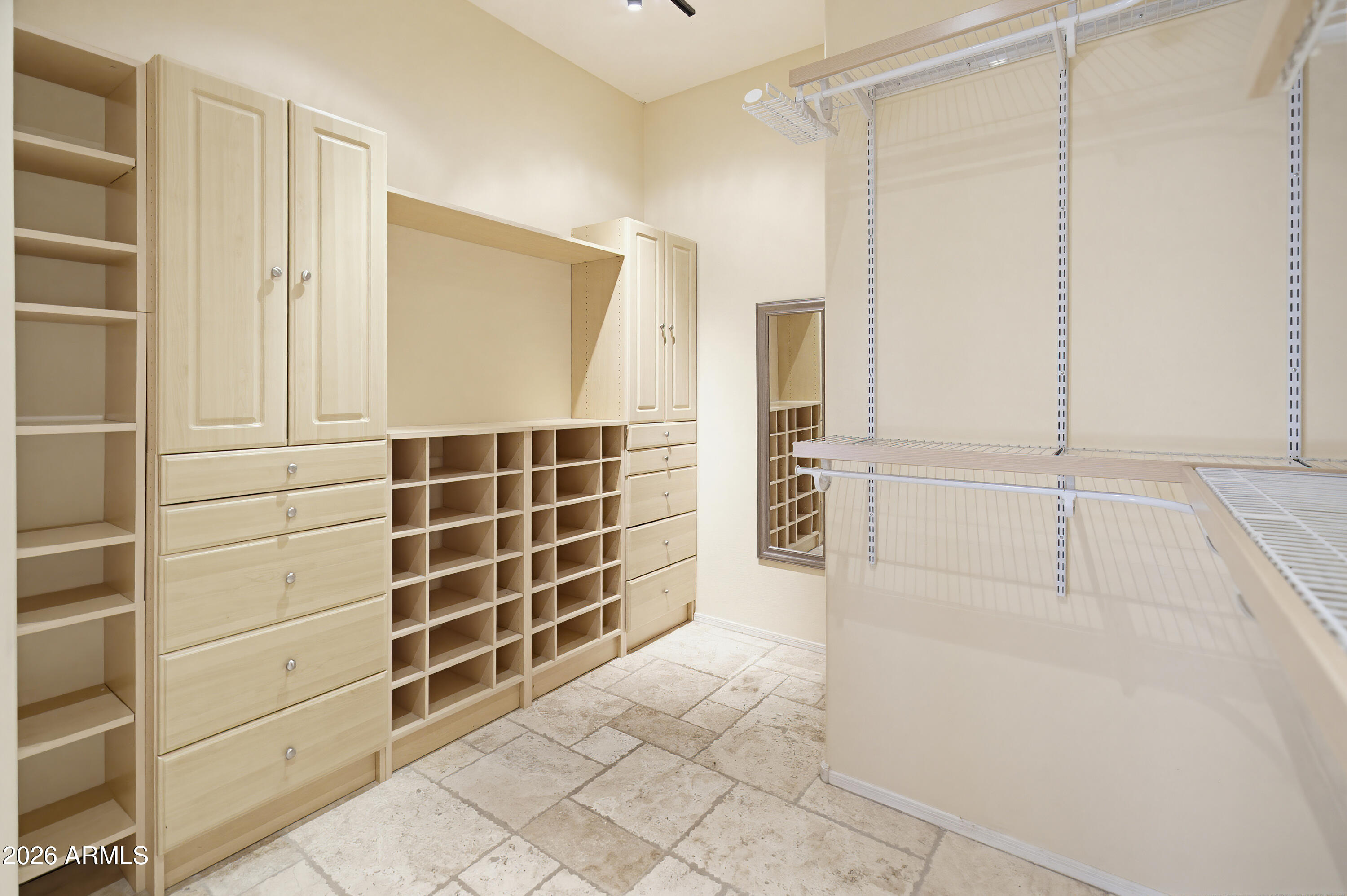 2406 E GLACIER Place