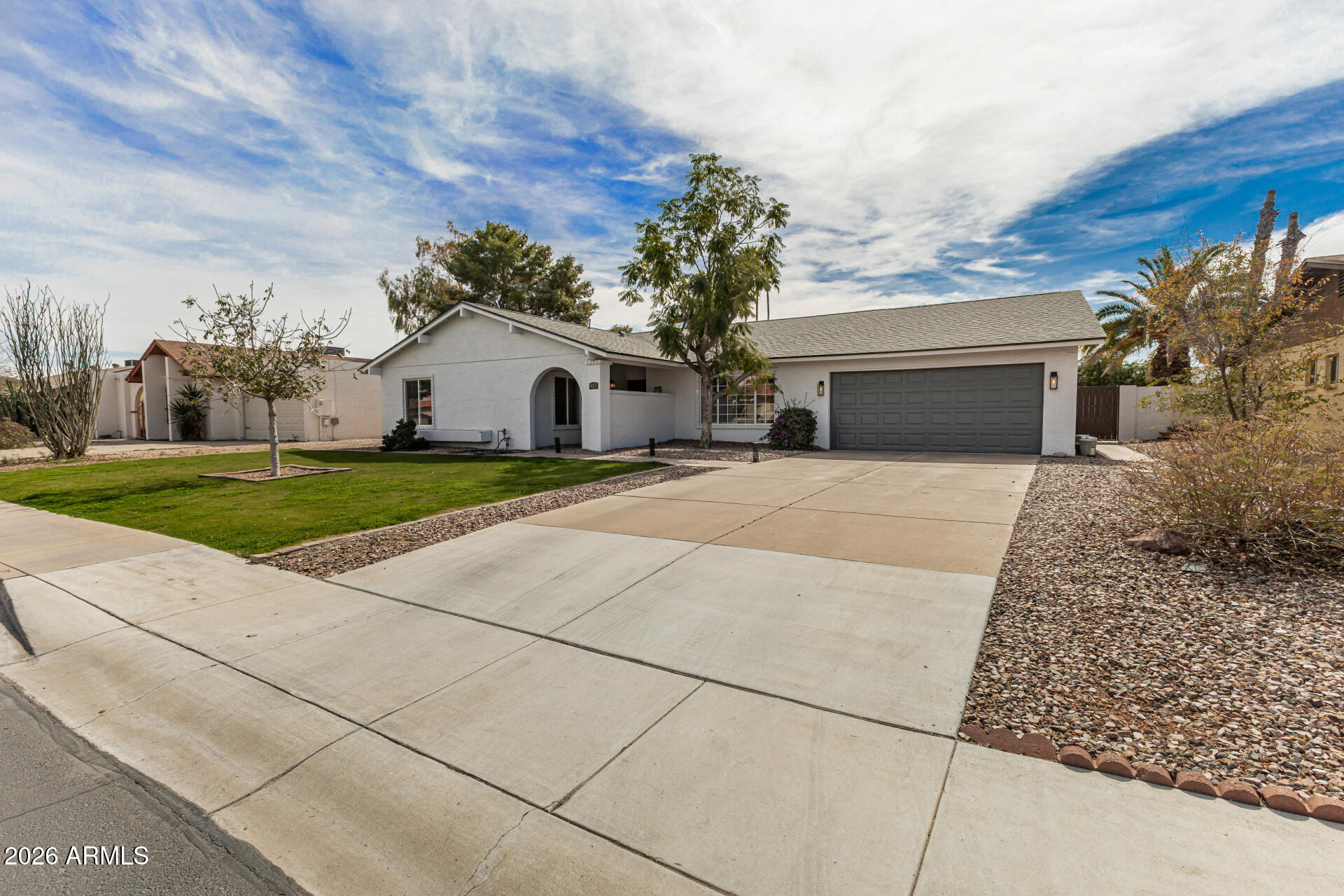 913 W SUMMIT Place