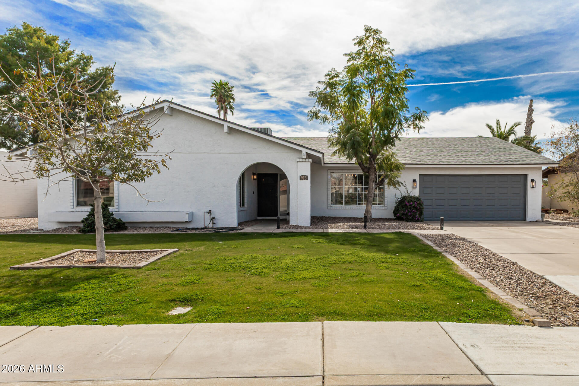 913 W SUMMIT Place