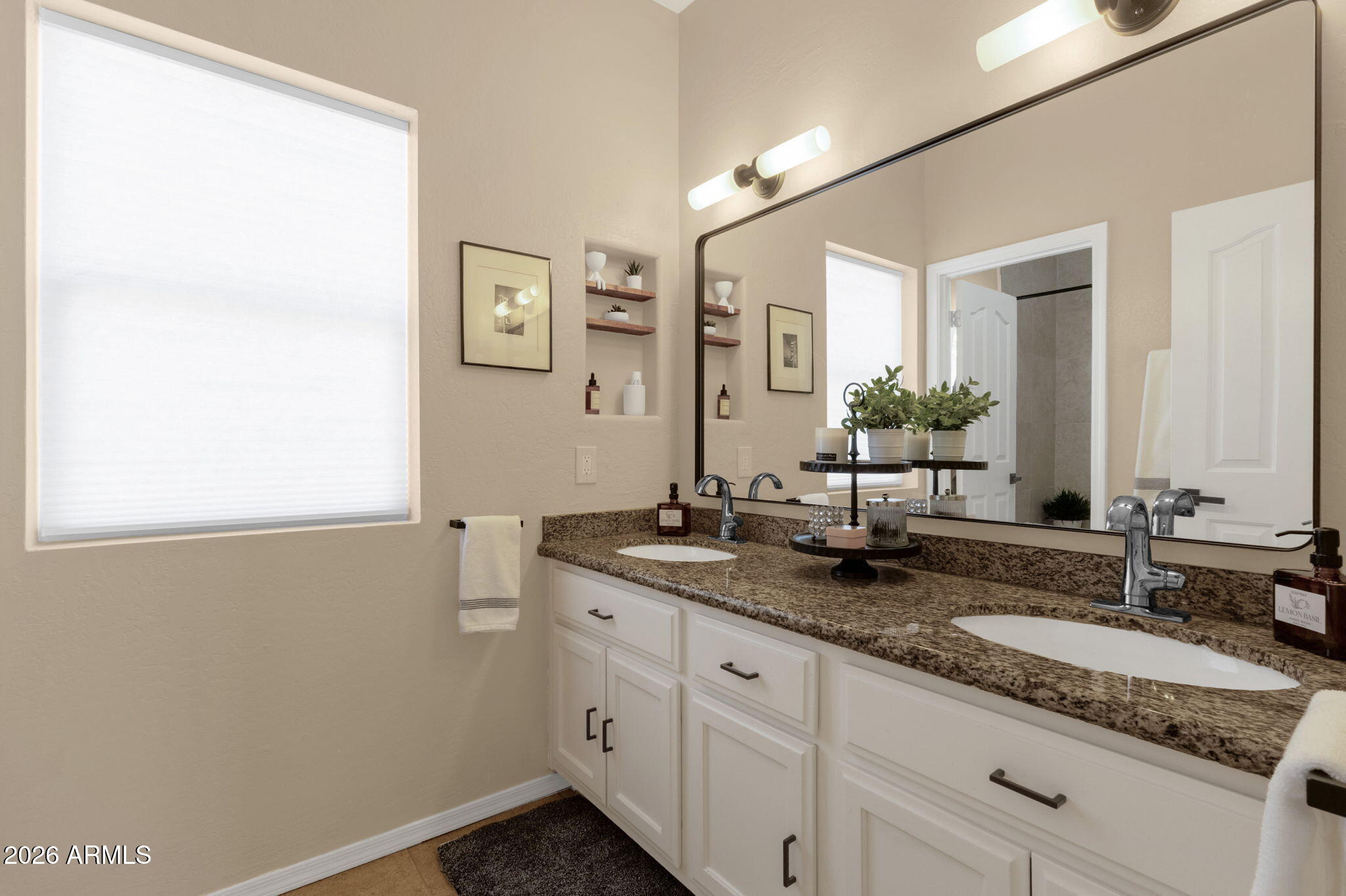 1542 E CATAMARAN Drive