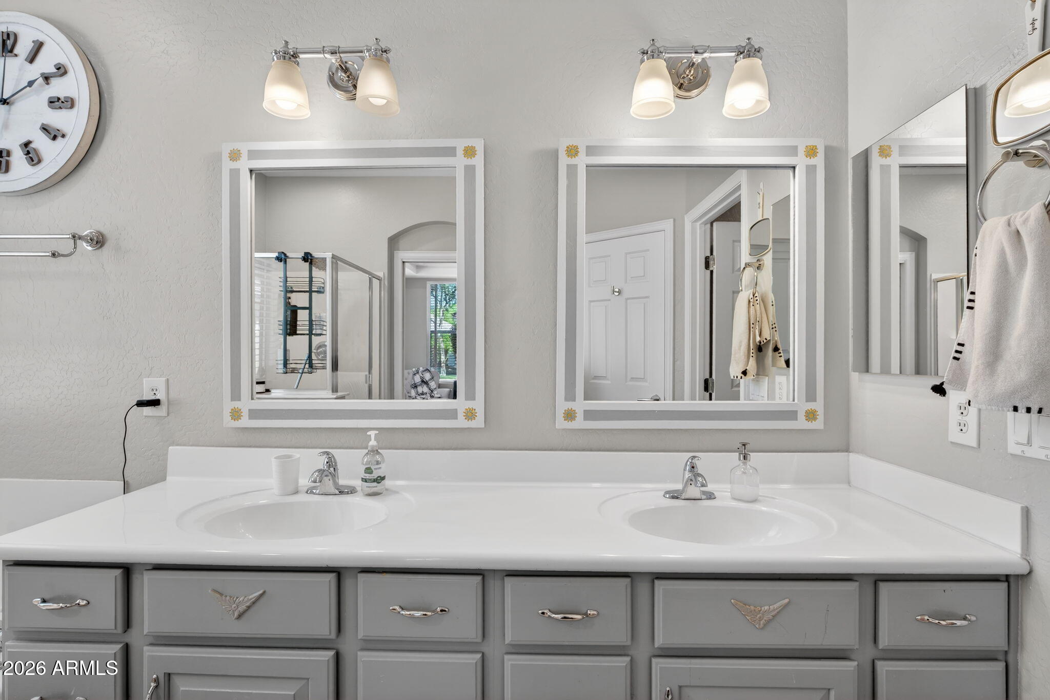 2643 E VALENCIA Street