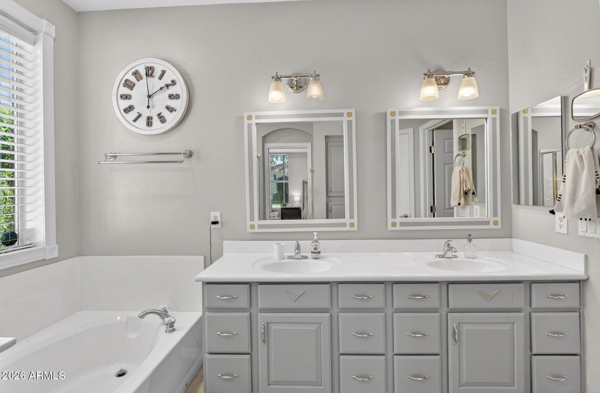 2643 E VALENCIA Street