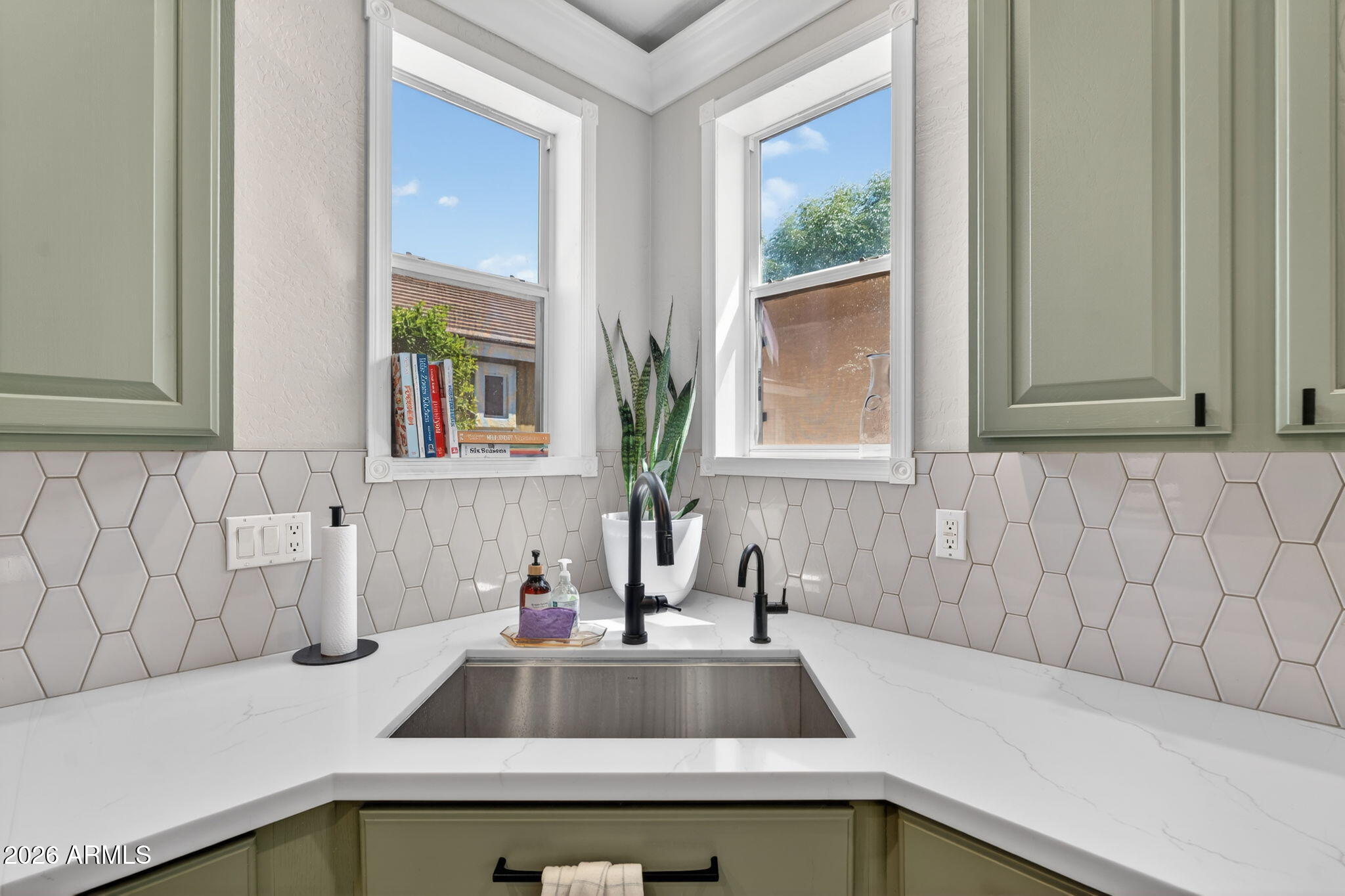 2643 E VALENCIA Street