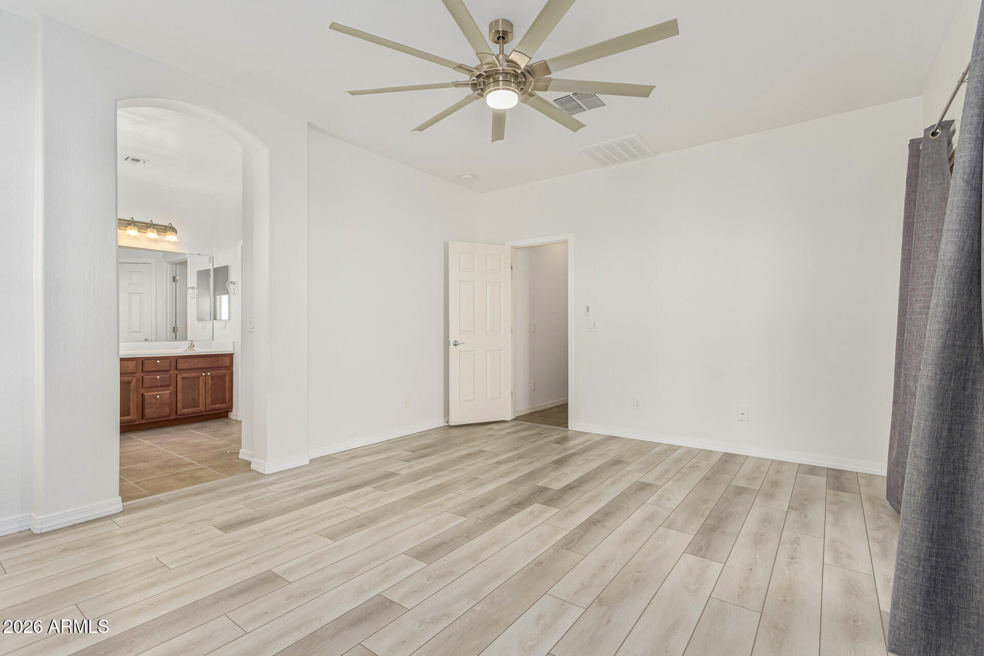 476 W HONEY LOCUST Avenue