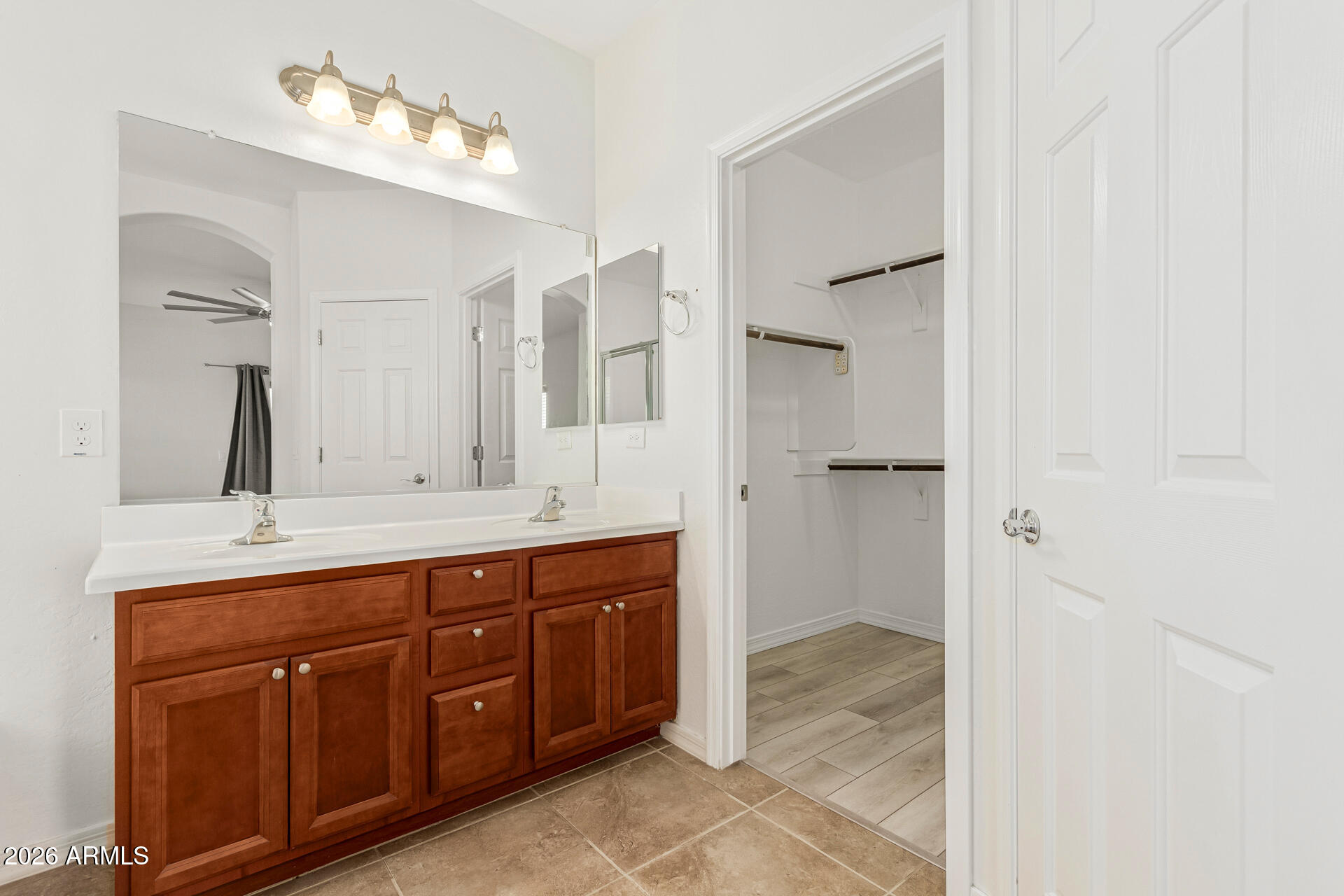 476 W HONEY LOCUST Avenue