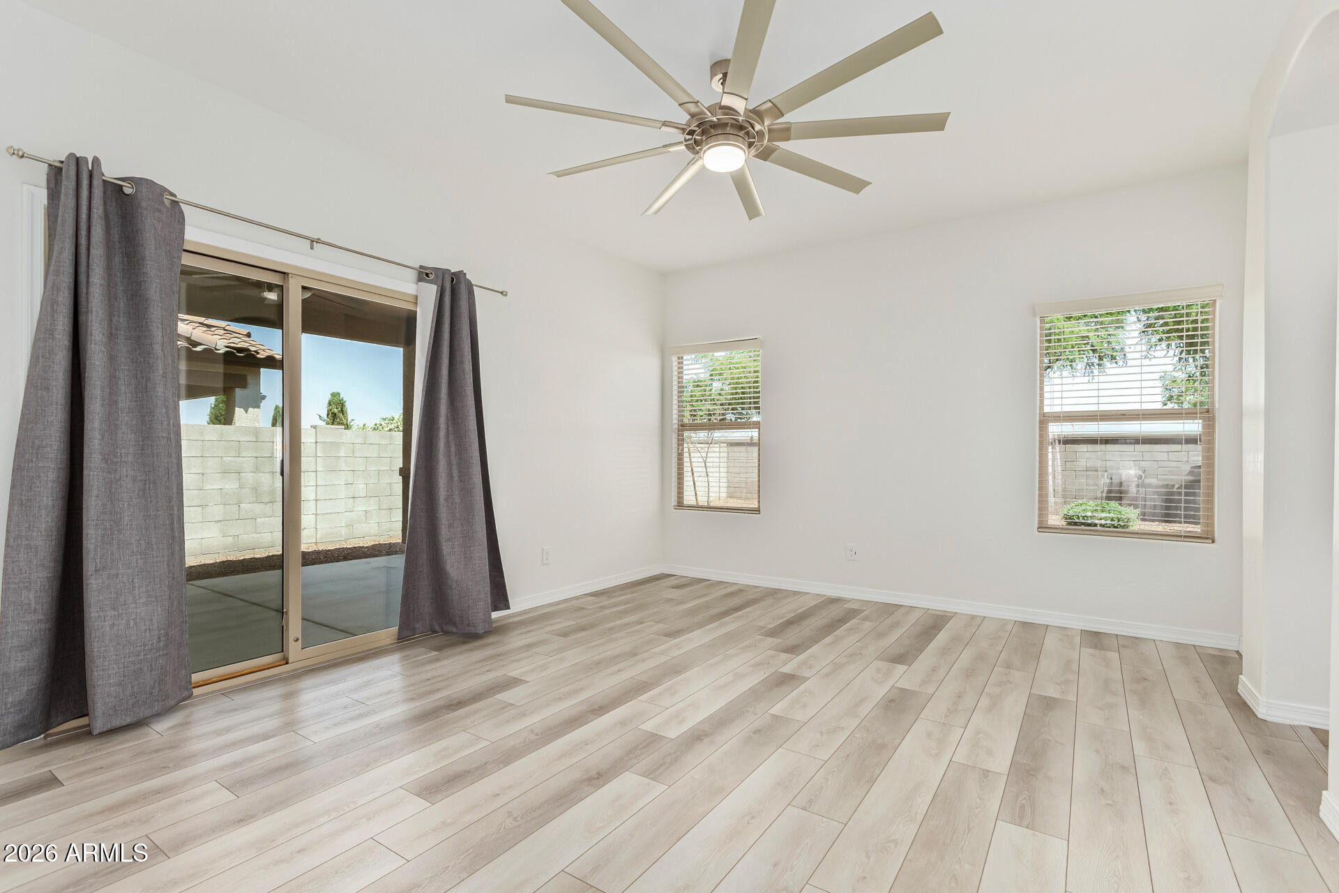 476 W HONEY LOCUST Avenue