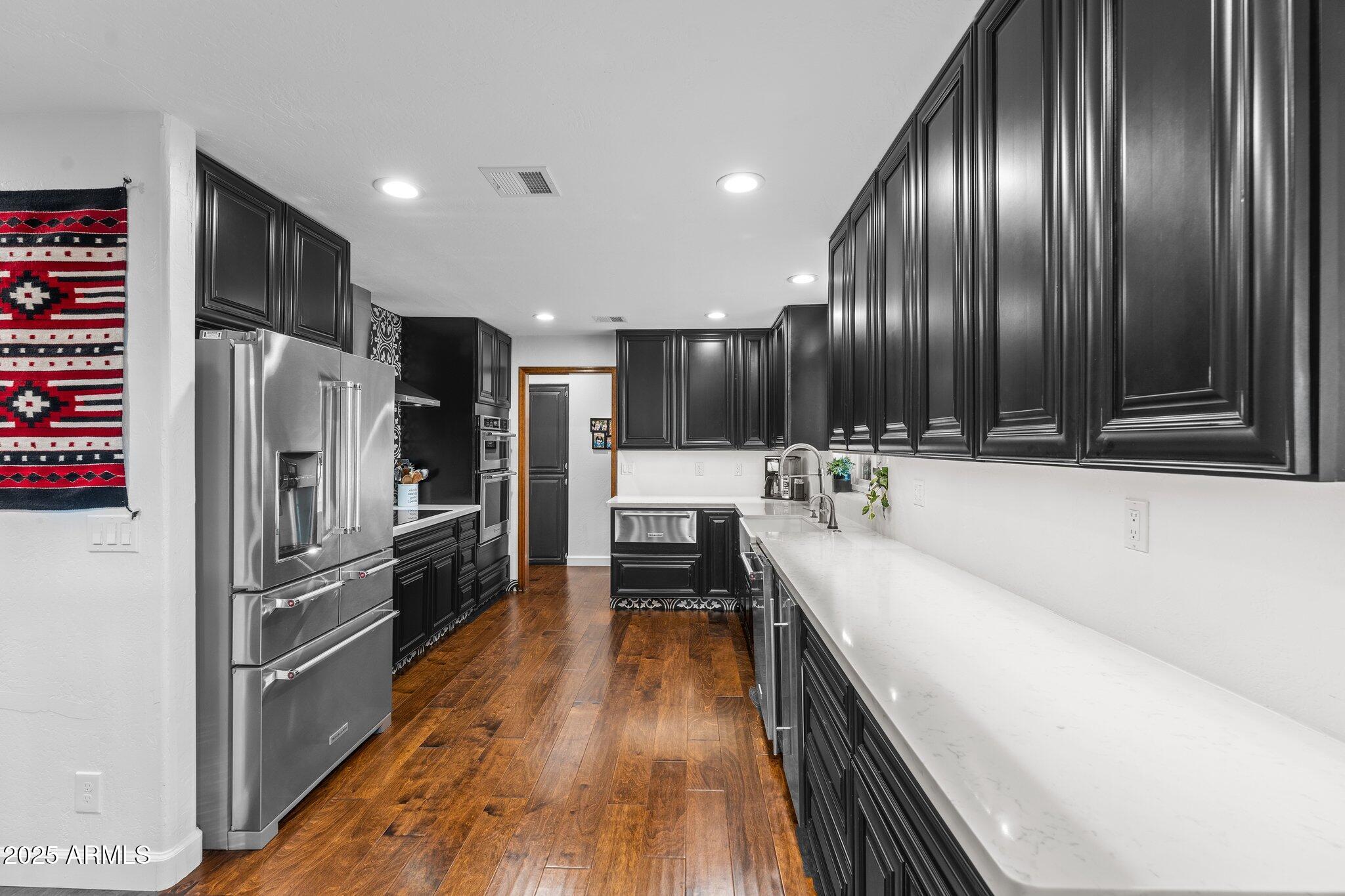 2601 E MESQUITE Street