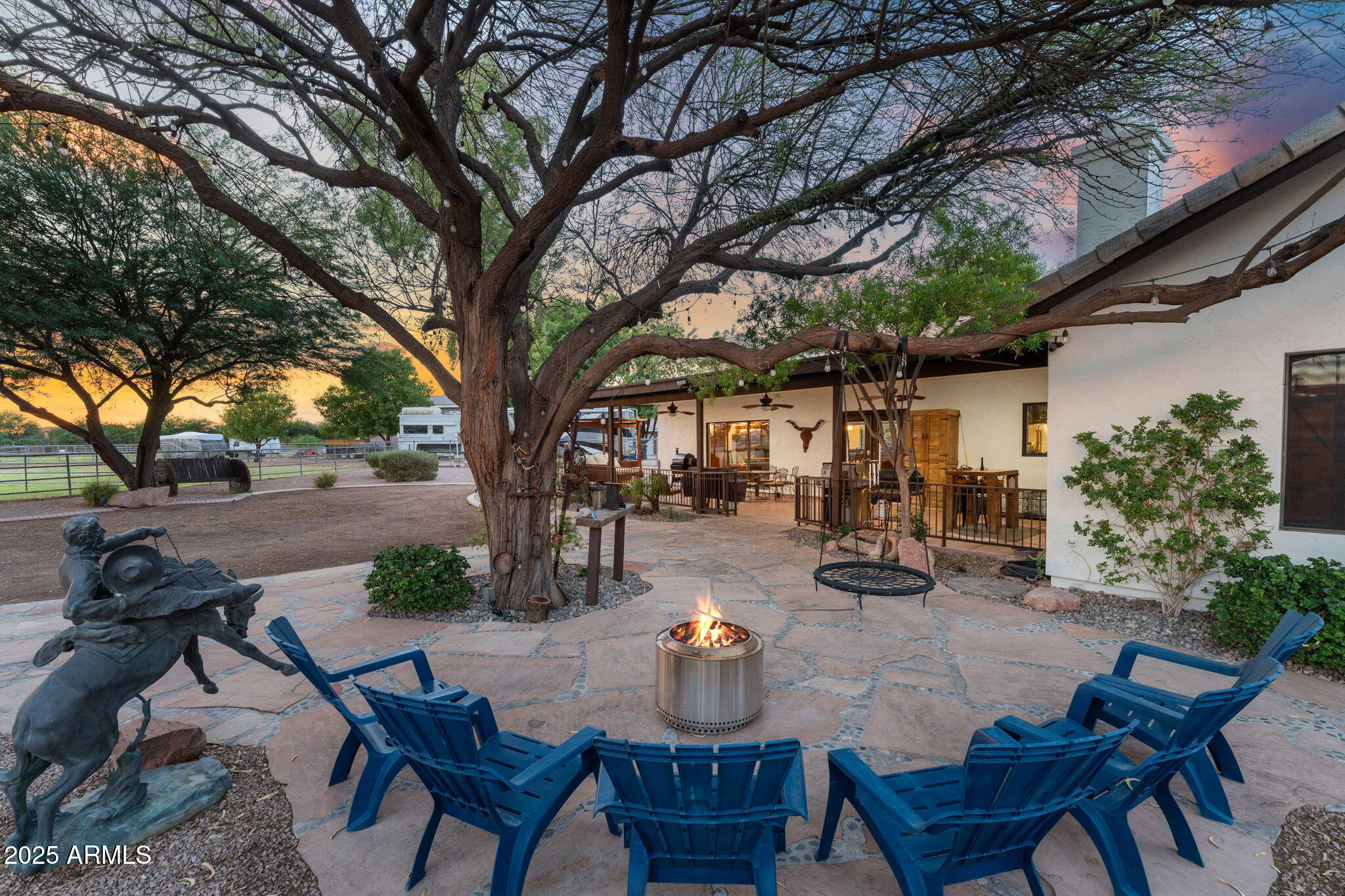 2601 E MESQUITE Street