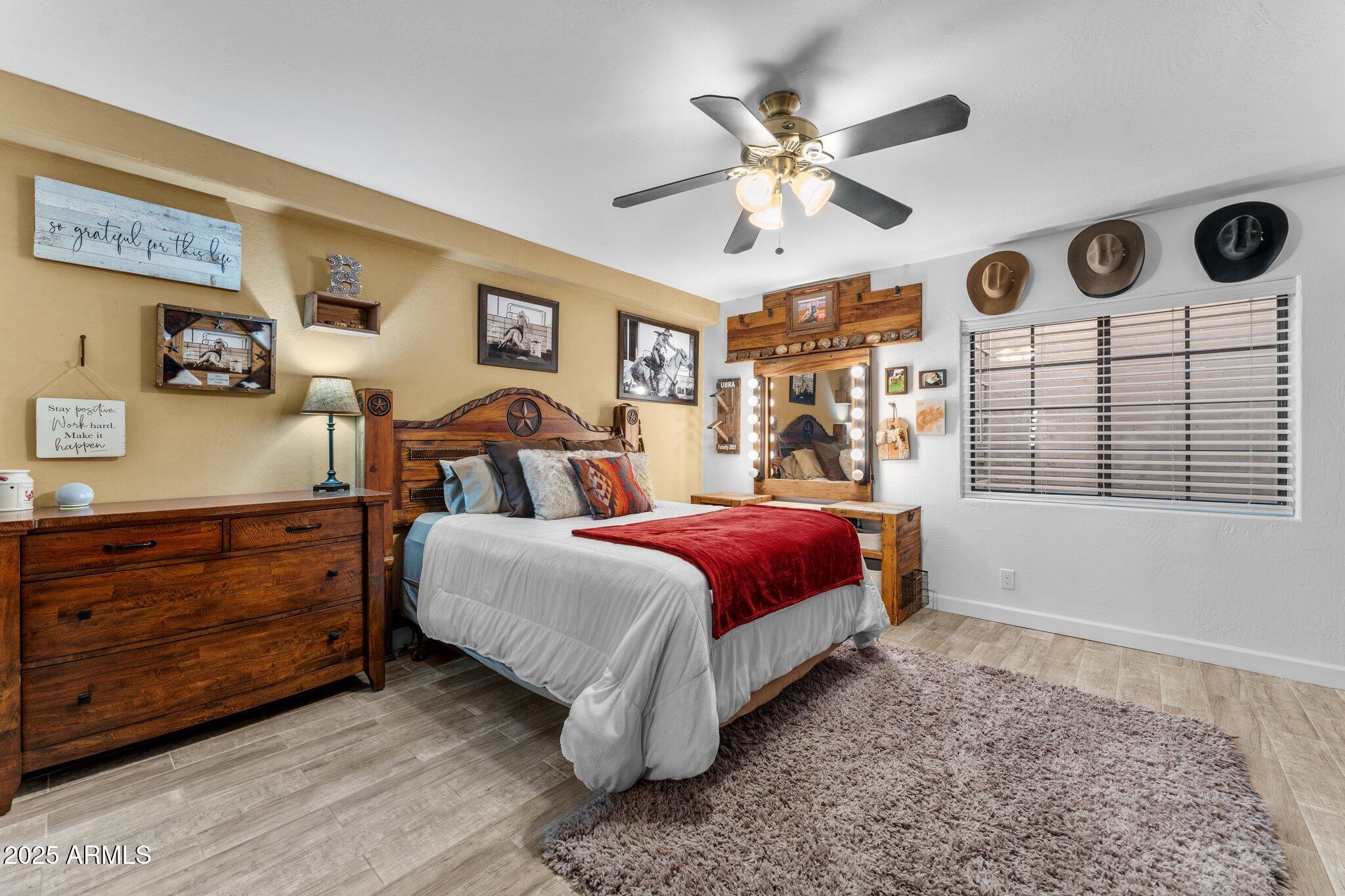 2601 E MESQUITE Street