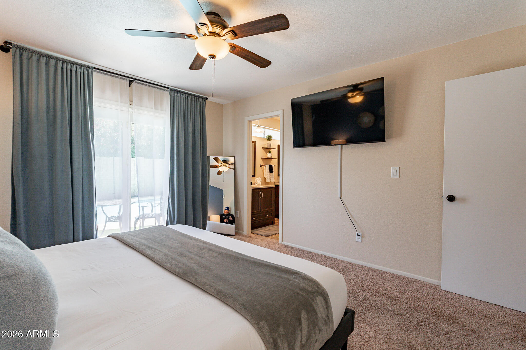 3911 W DESERT COVE Avenue