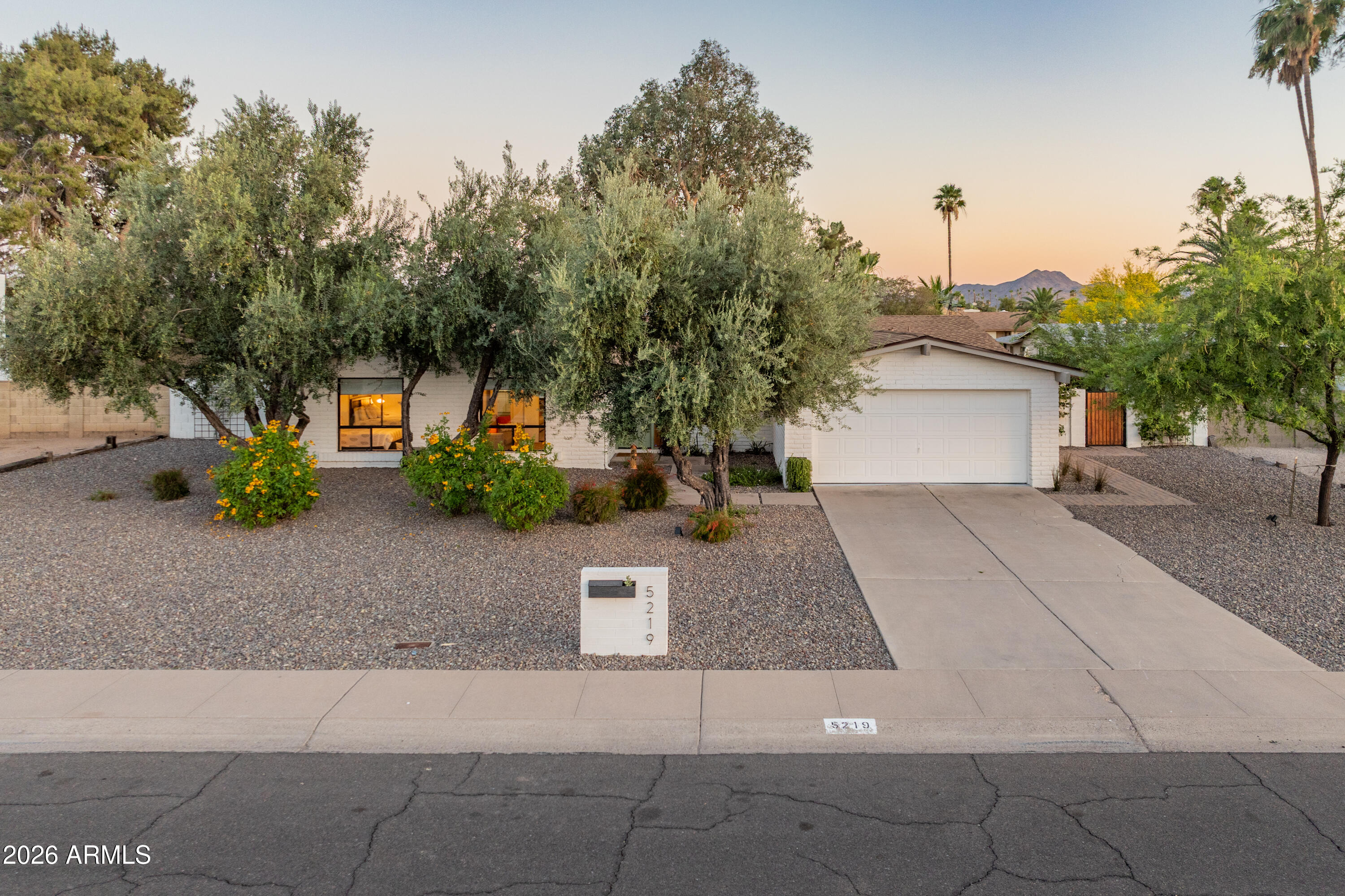 5219 E WINCHCOMB Drive