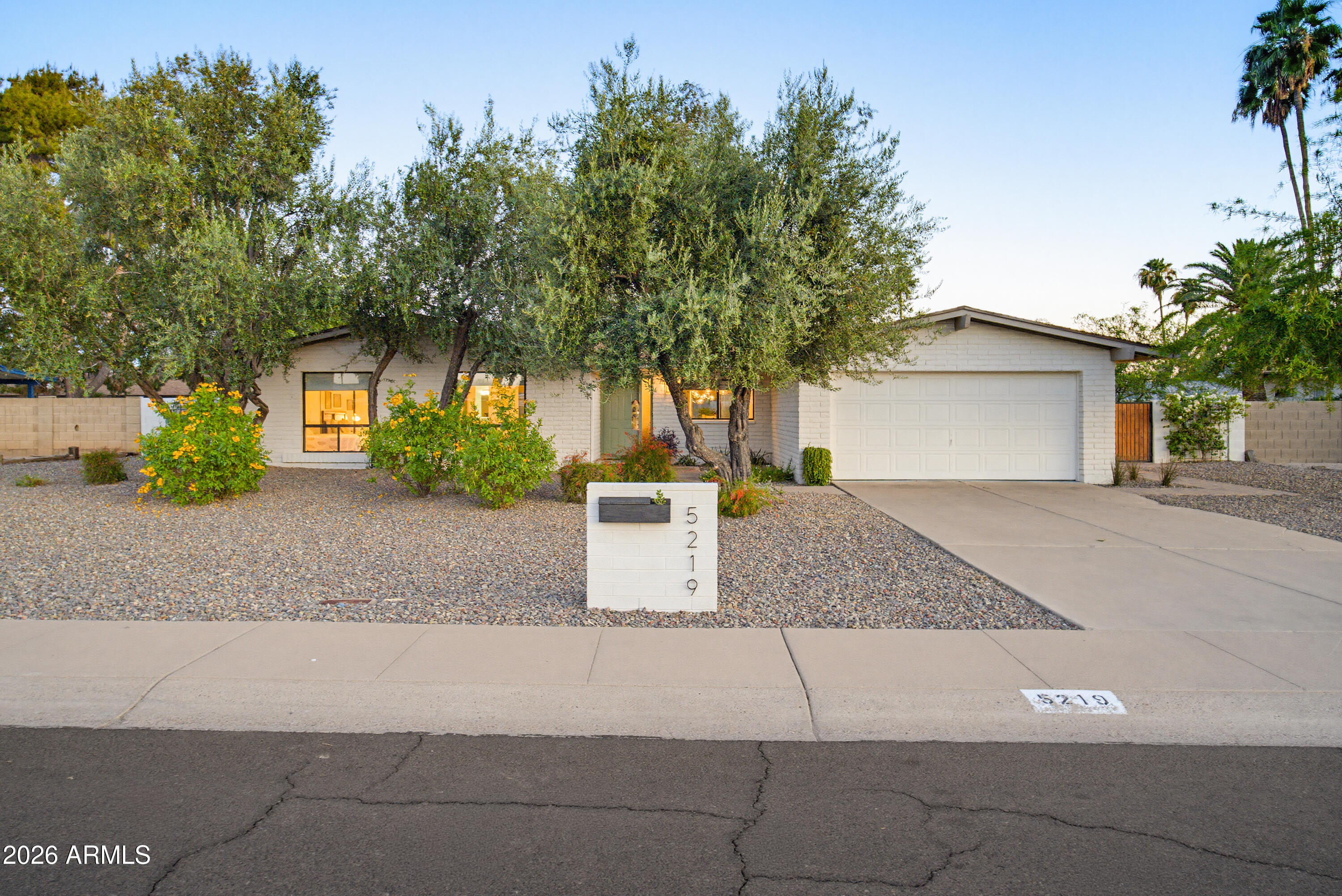 5219 E WINCHCOMB Drive