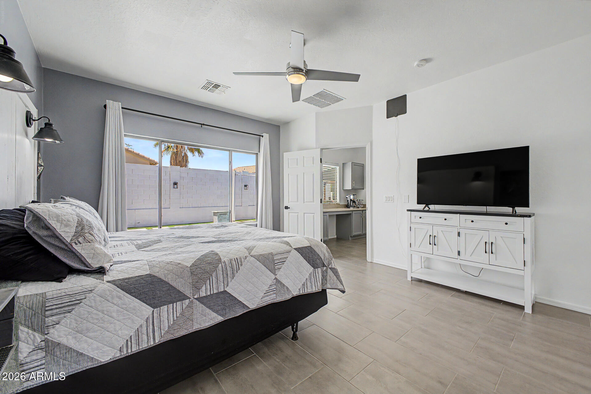 833 W VINEYARD PLAINS Drive