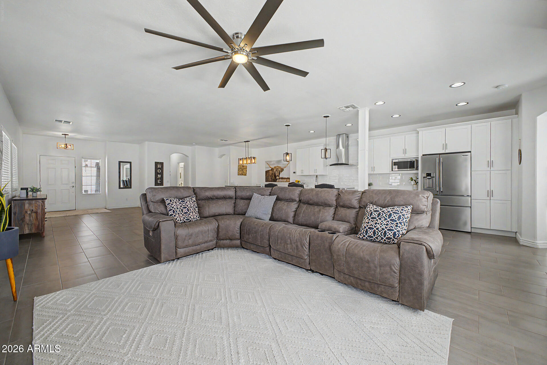 833 W VINEYARD PLAINS Drive