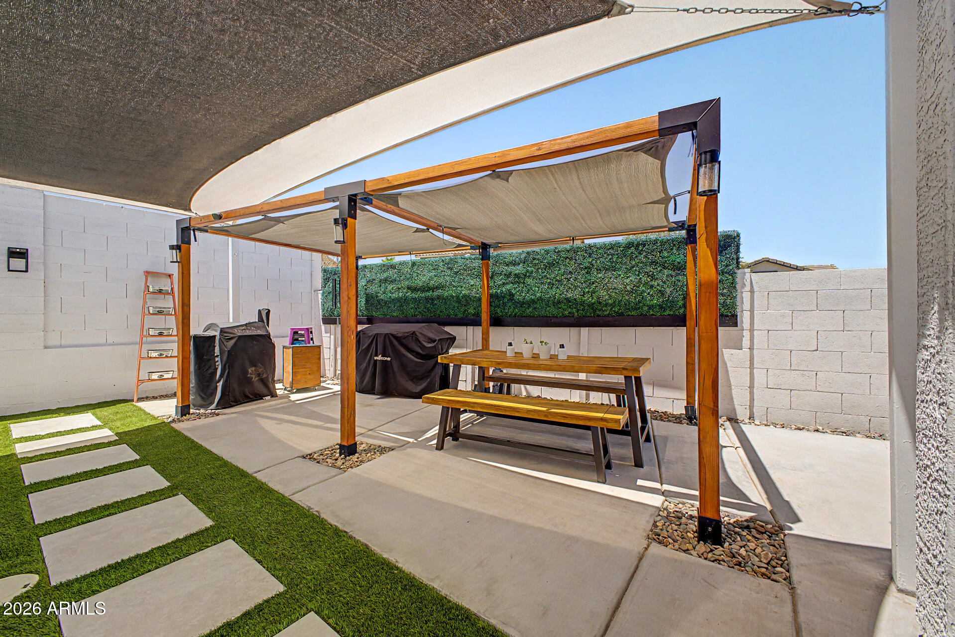 833 W VINEYARD PLAINS Drive