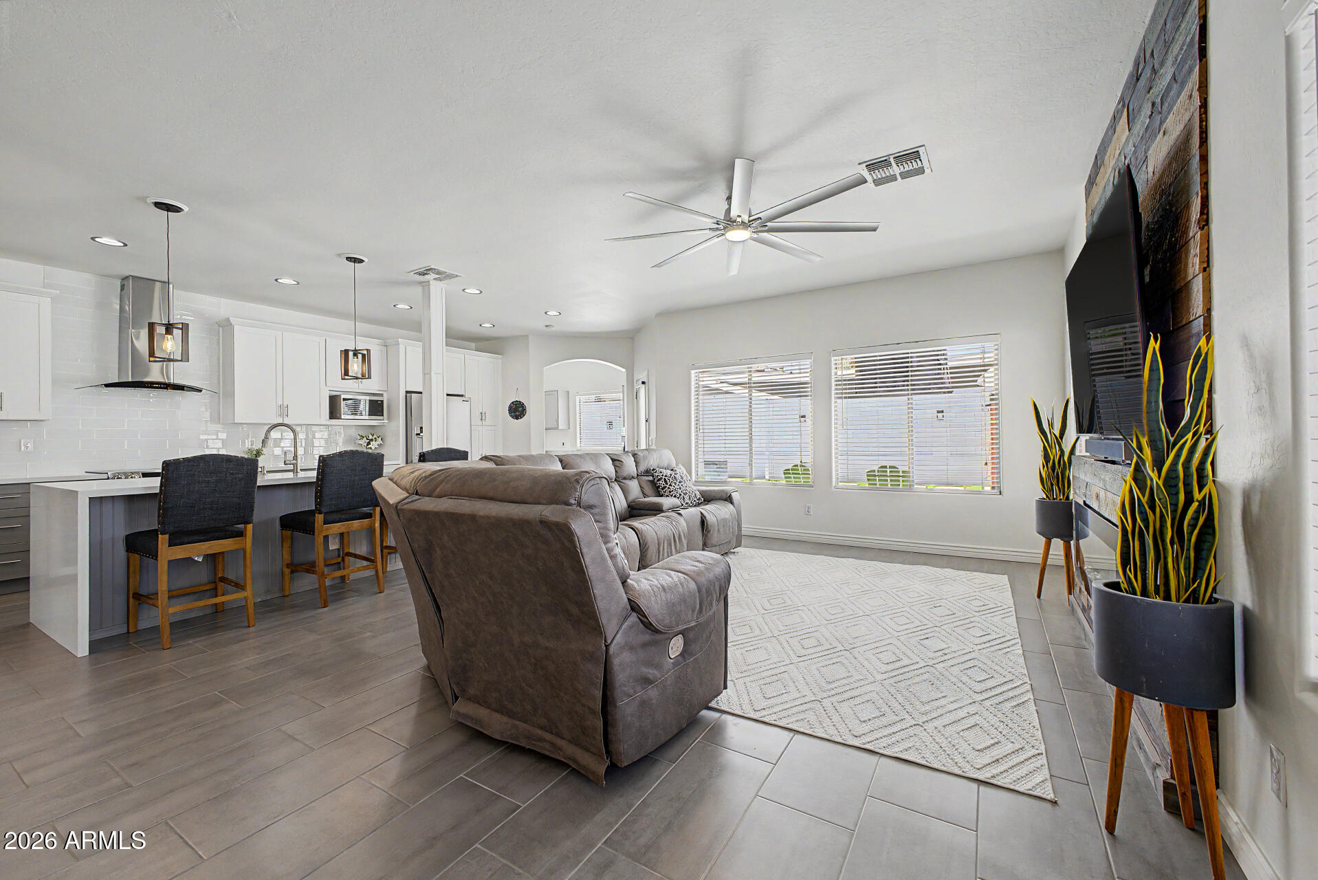 833 W VINEYARD PLAINS Drive