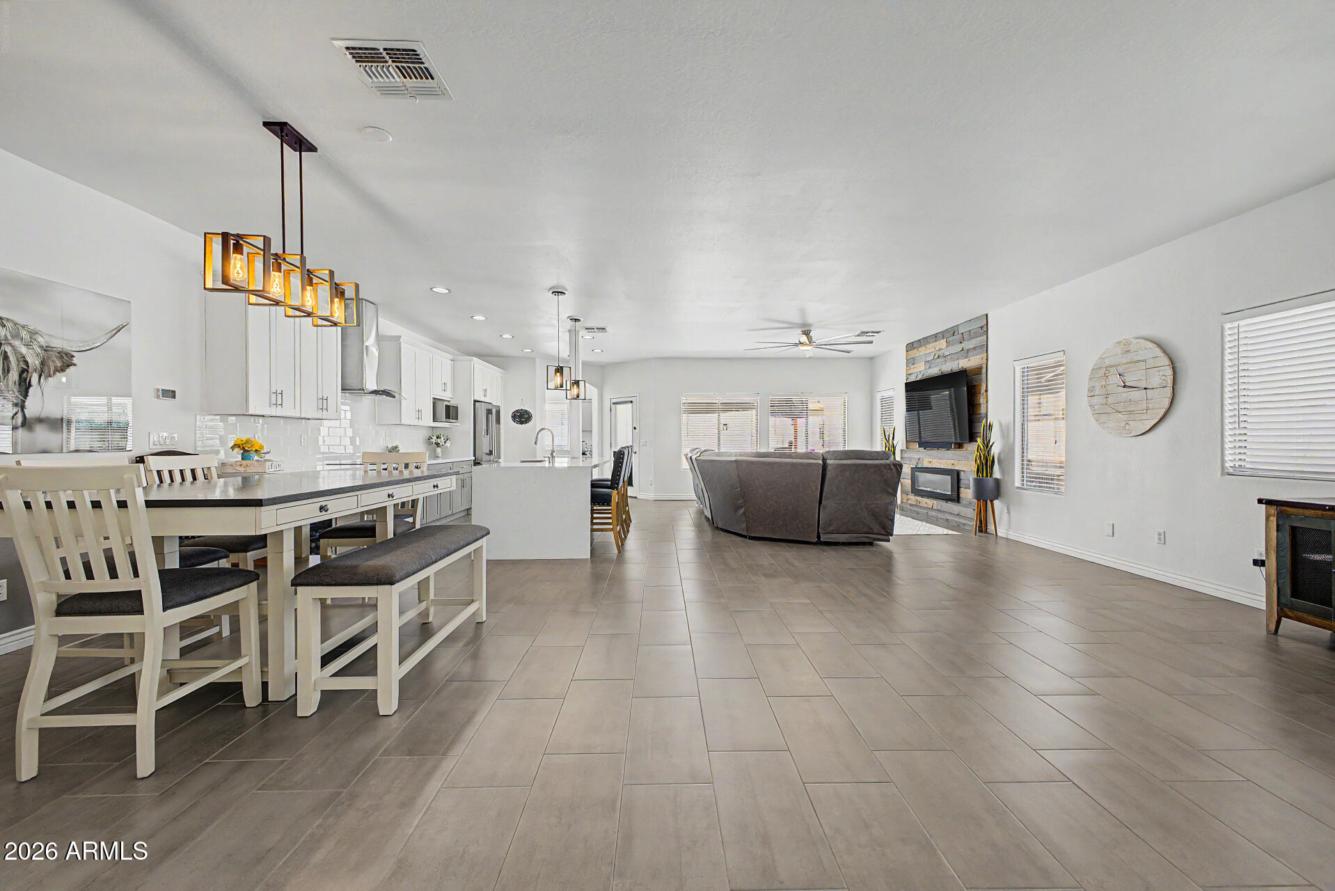 833 W VINEYARD PLAINS Drive