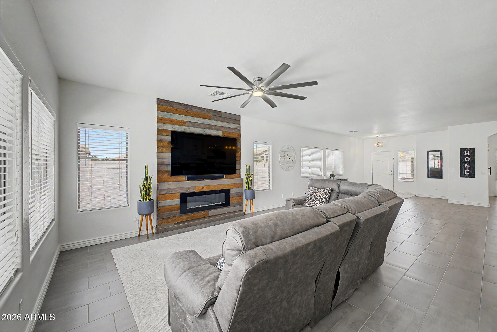 833 W VINEYARD PLAINS Drive