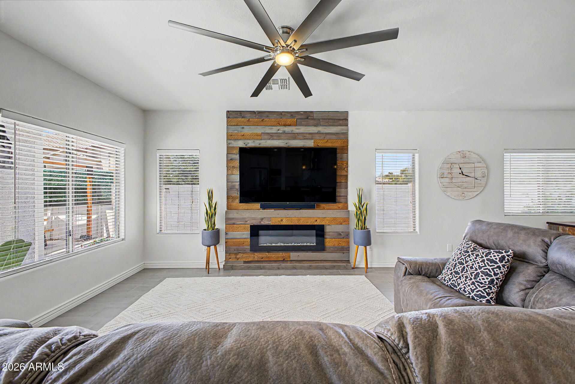 833 W VINEYARD PLAINS Drive