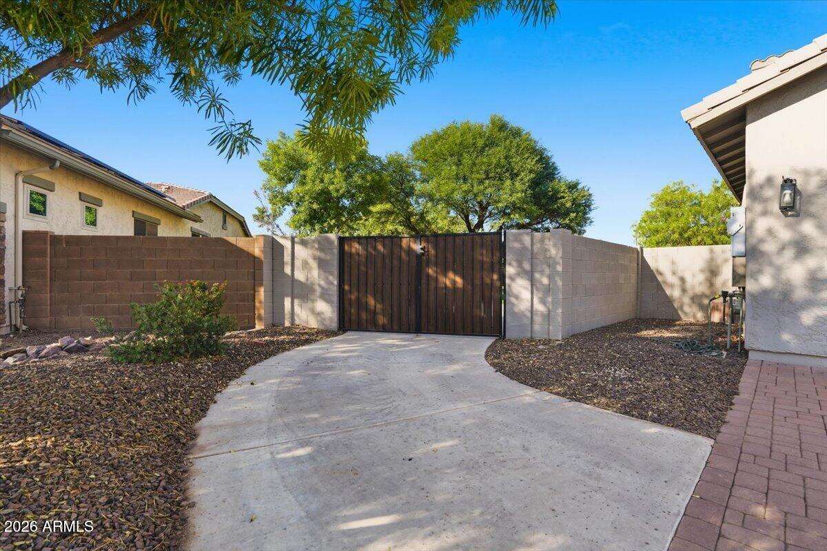 1122 E LODGEPOLE Drive