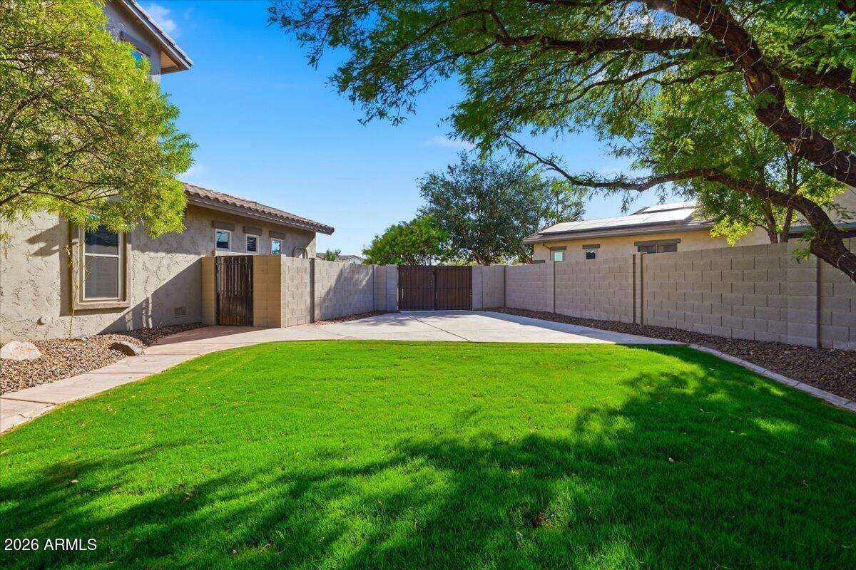 1122 E LODGEPOLE Drive