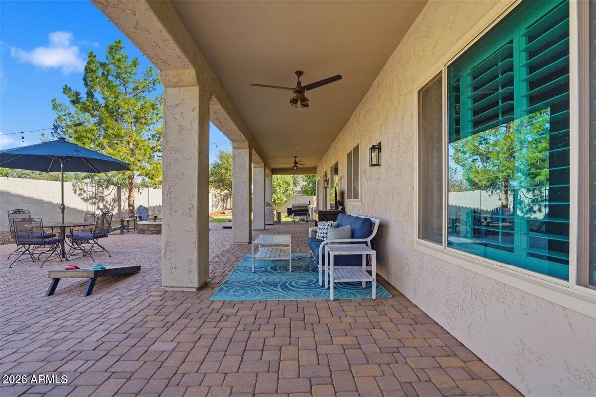 1122 E LODGEPOLE Drive