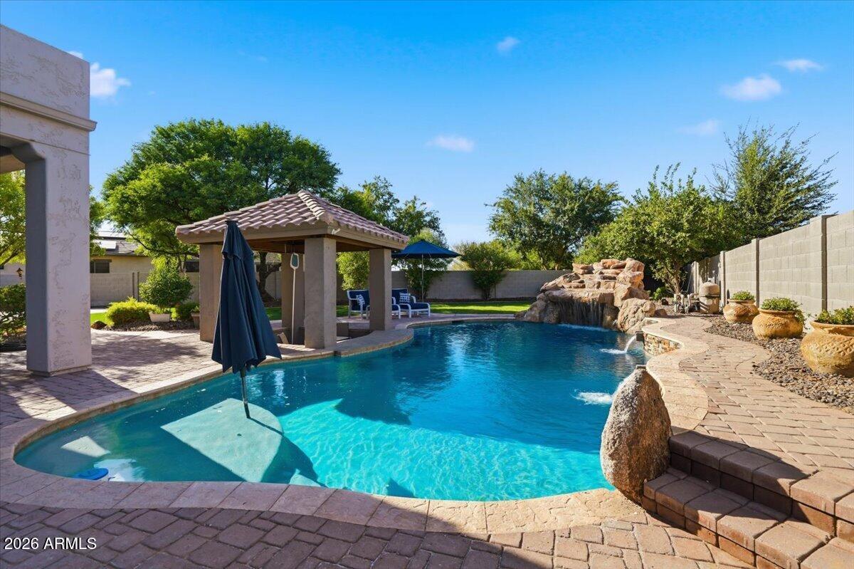 1122 E LODGEPOLE Drive