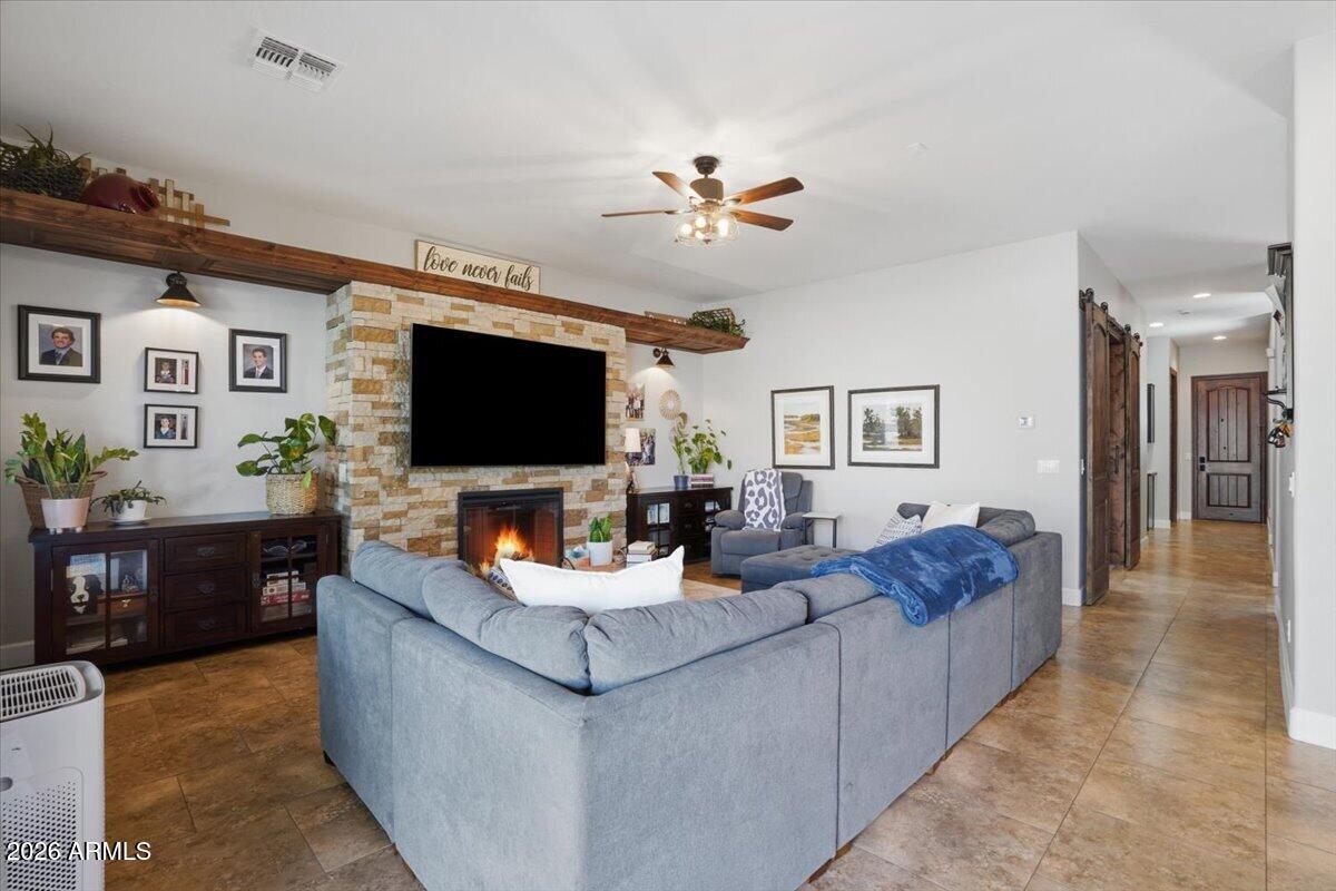 1122 E LODGEPOLE Drive