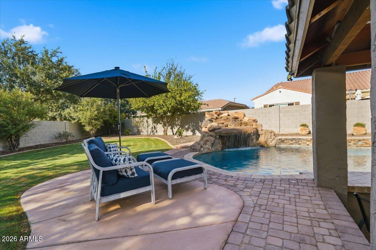 1122 E LODGEPOLE Drive