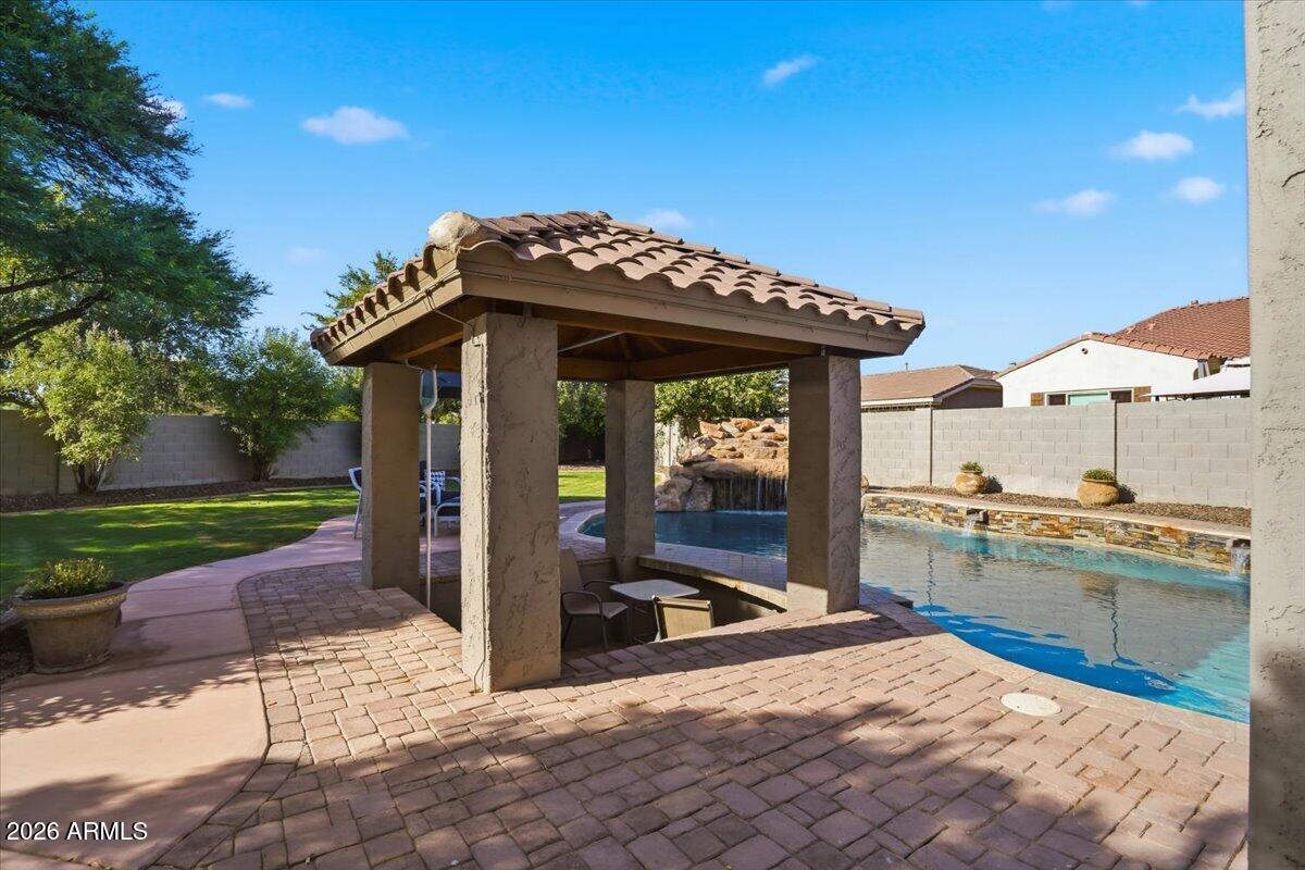 1122 E LODGEPOLE Drive