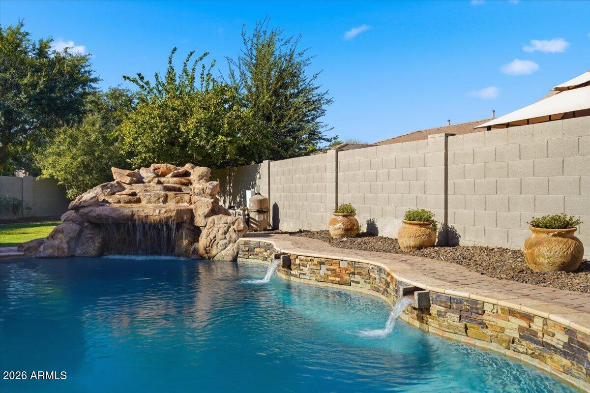 1122 E LODGEPOLE Drive