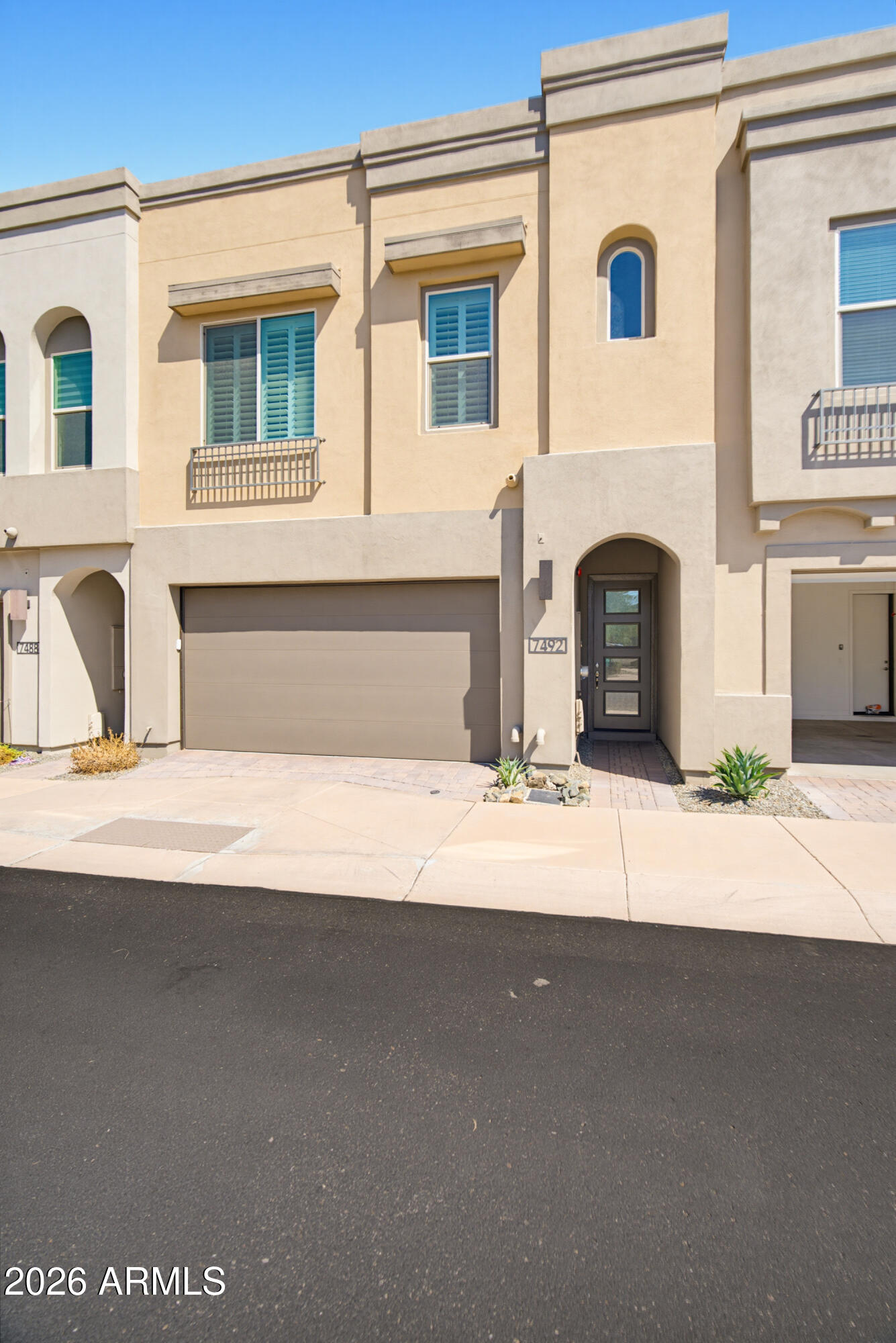 7492 E VIA DE LUNA Drive