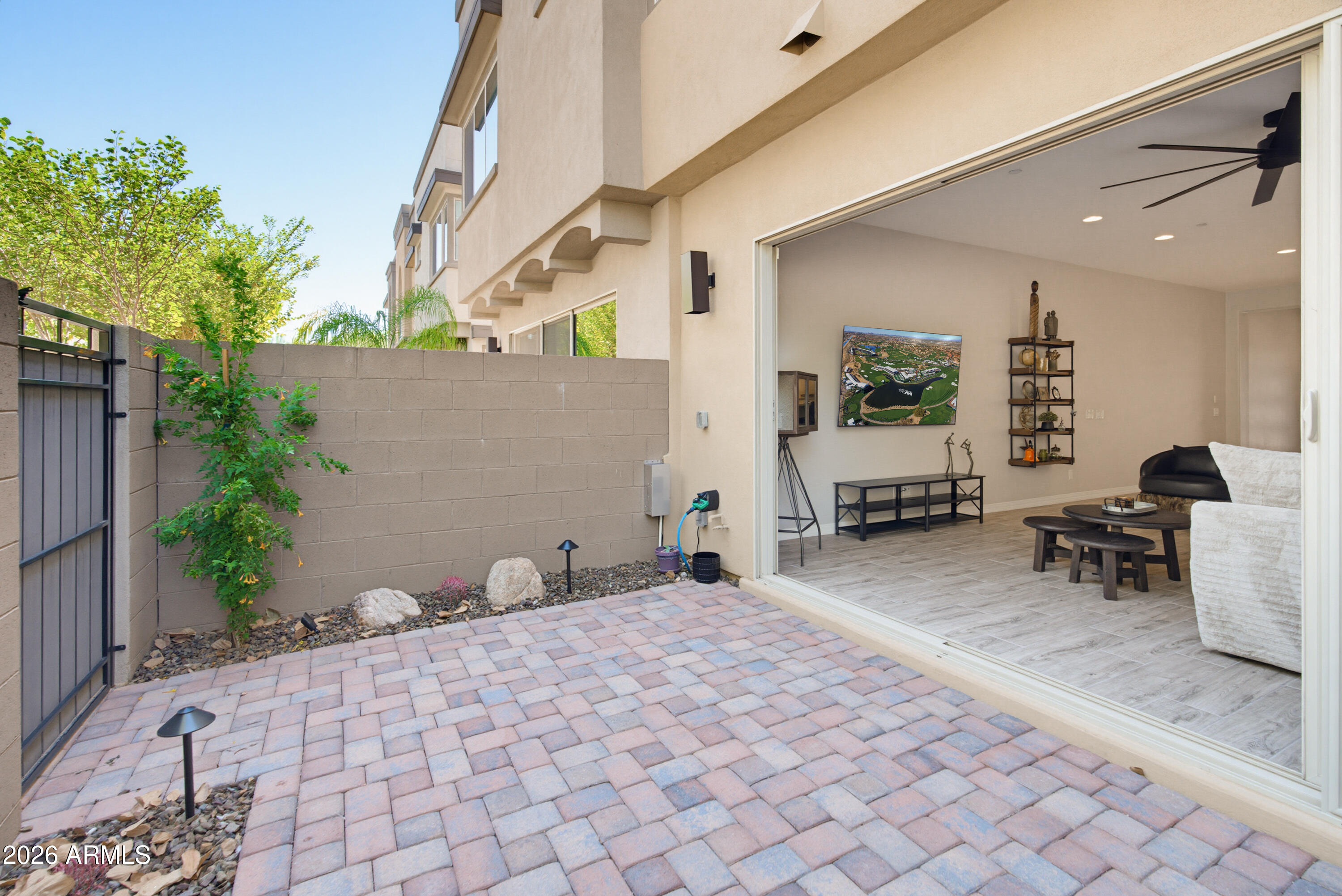 7492 E VIA DE LUNA Drive