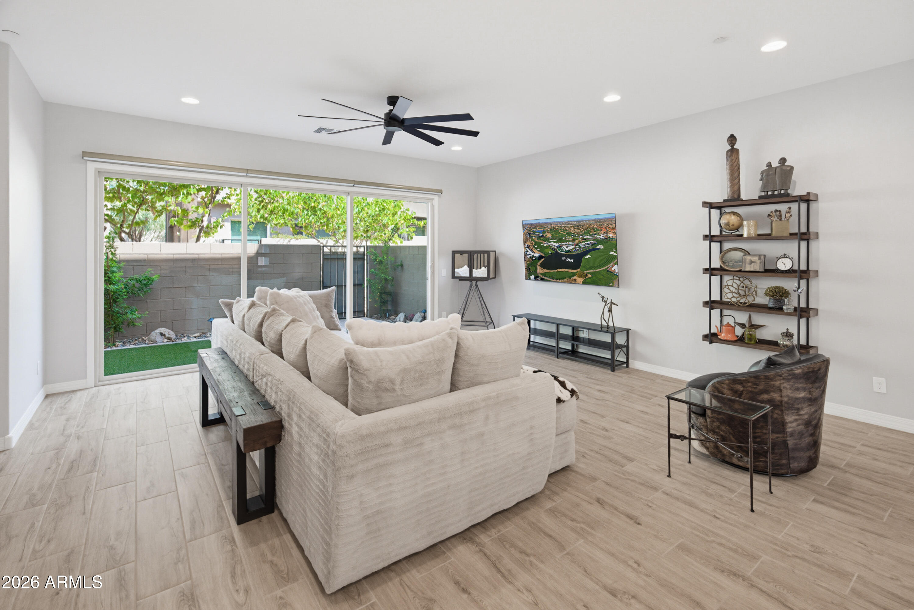 7492 E VIA DE LUNA Drive
