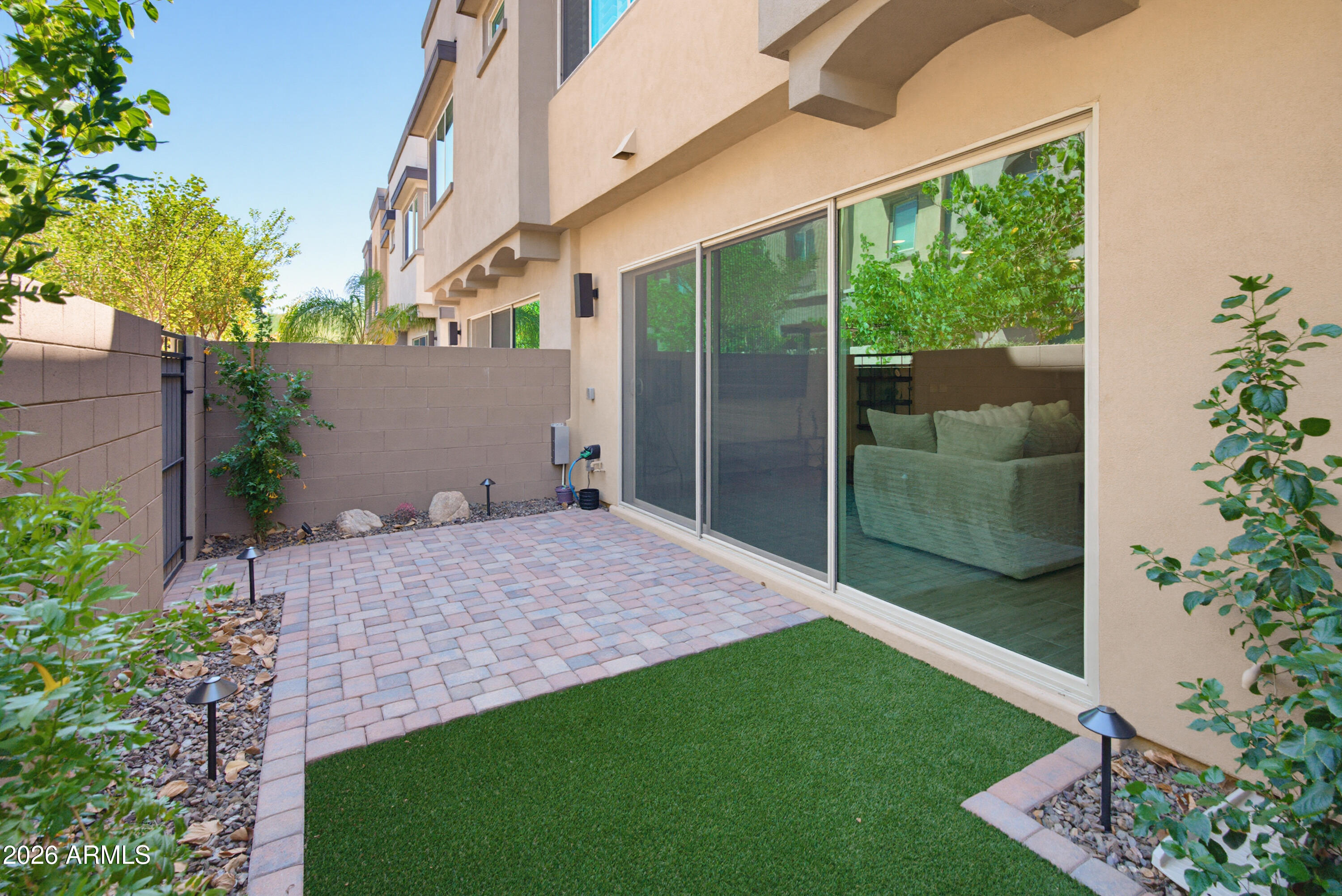 7492 E VIA DE LUNA Drive
