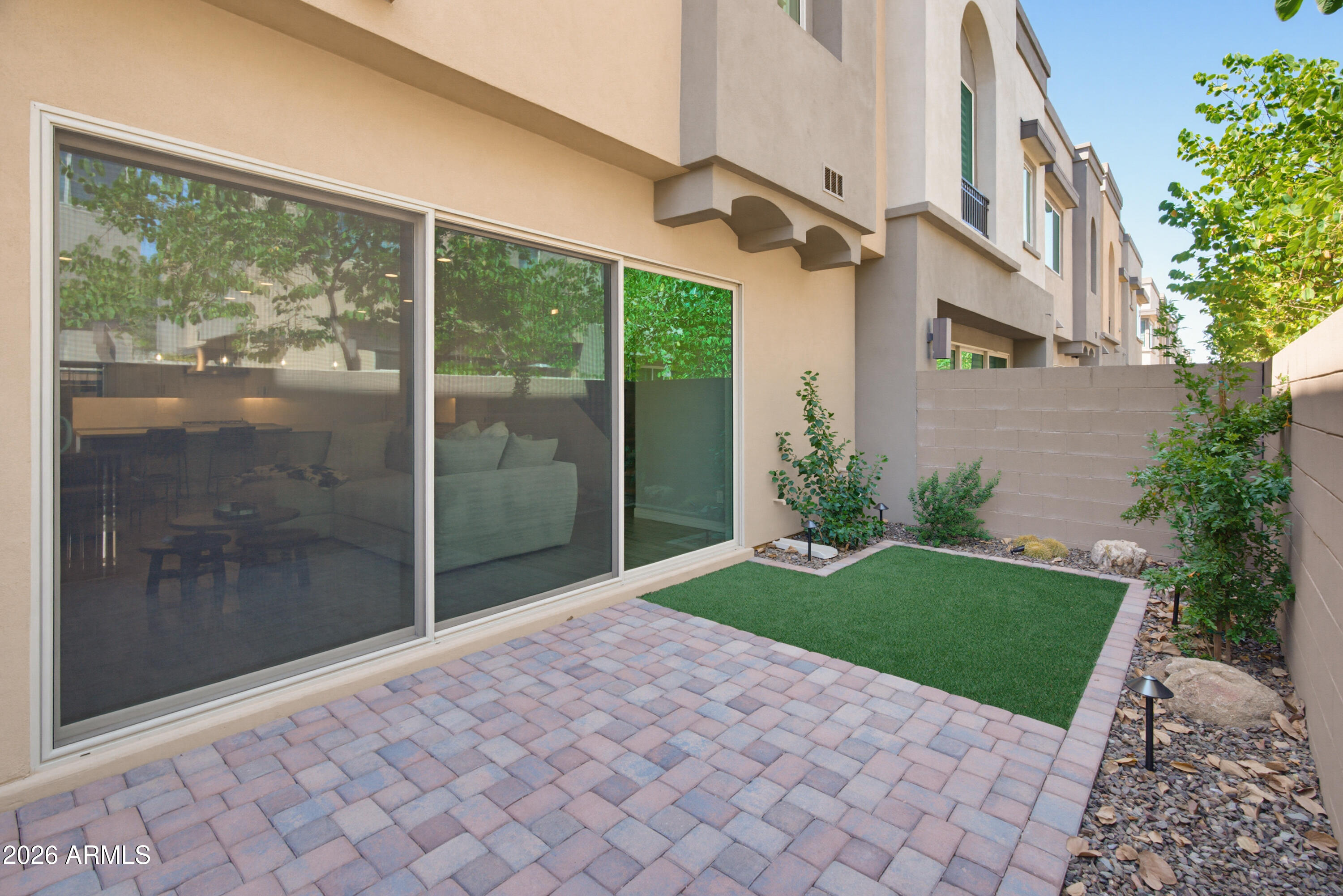 7492 E VIA DE LUNA Drive