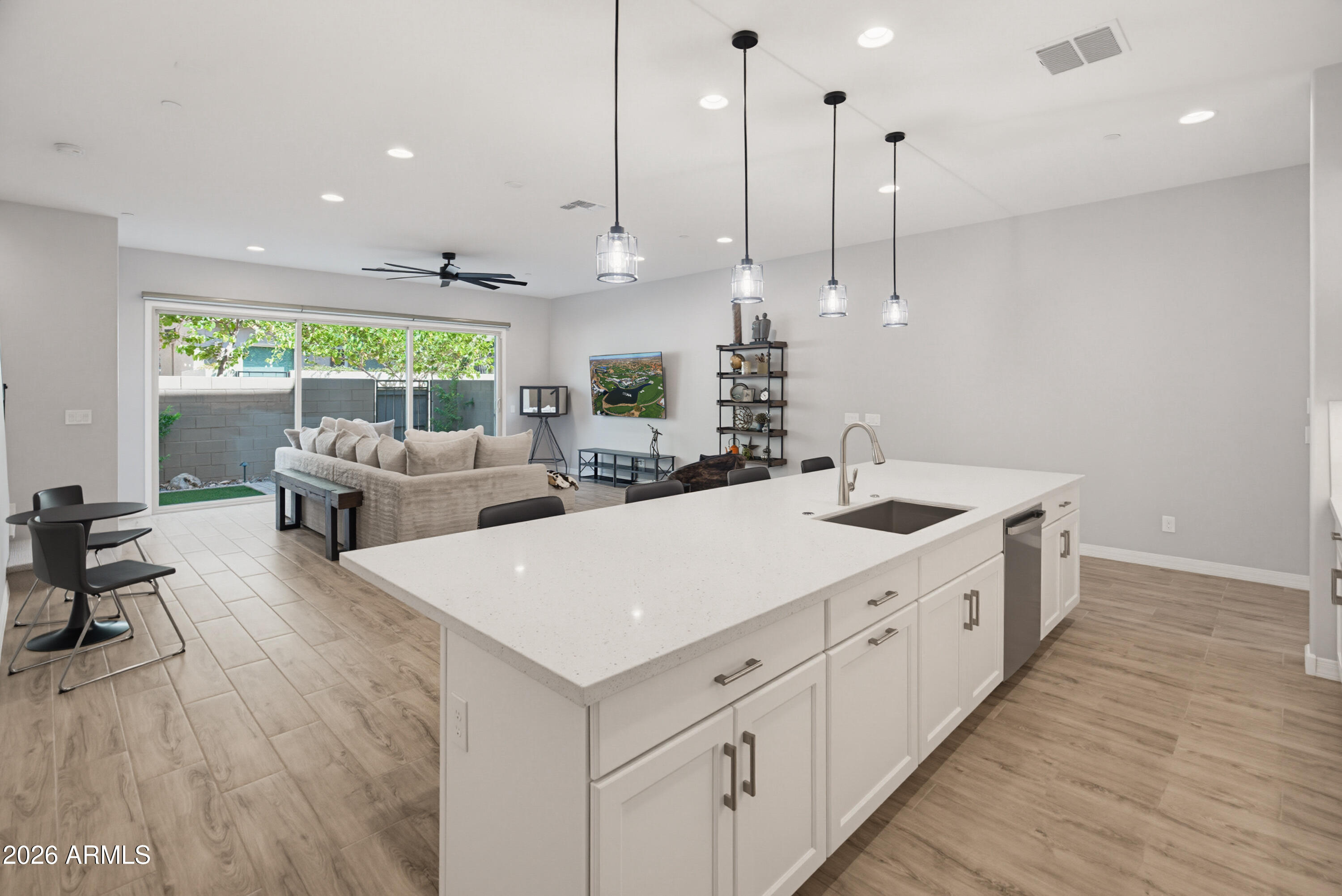 7492 E VIA DE LUNA Drive
